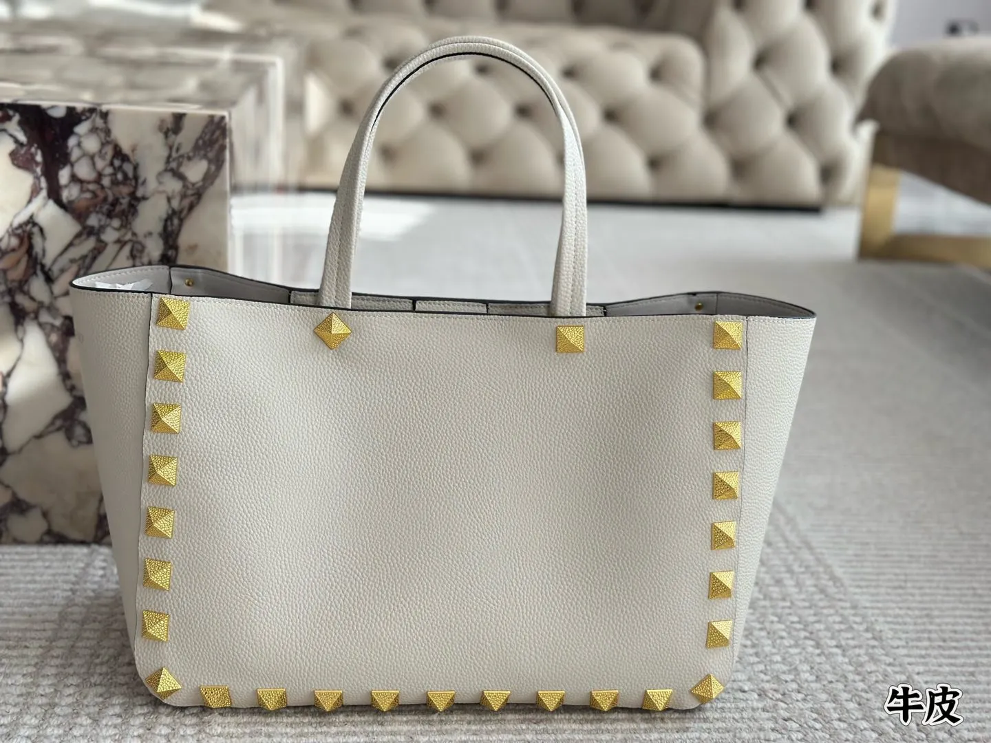 Cowhide 💰560 Valentino, a popular model in Valentino counters. Playful and super personality, whoever wears it will look better. Can’t conceal the foreign style. Exquisite routing. Color matching is very distinctive. Very versatile and can be matched with daily life. Casual and playful with a little bit of a ladylike style. It will definitely become a super hot style in the new year, spring and summer. ♥️Size 40 27cm