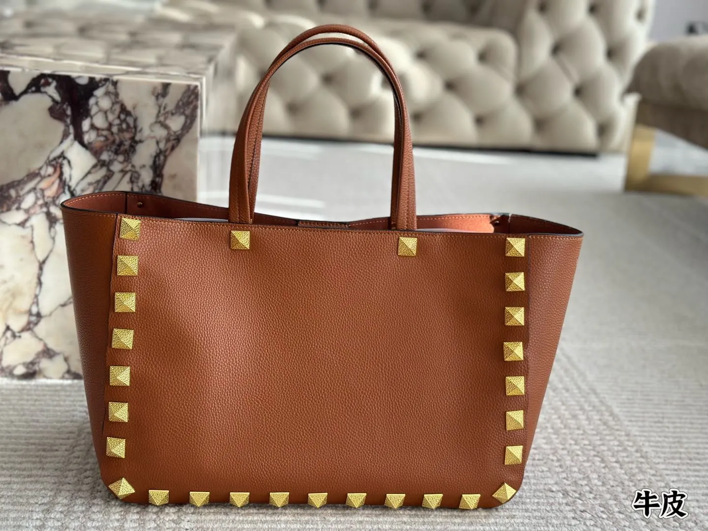 Cowhide 💰560 Valentino, a popular model in Valentino counters. Playful and super personality, whoever wears it will look better. Can’t conceal the foreign style. Exquisite routing. Color matching is very distinctive. Very versatile and can be matched with daily life. Casual and playful with a little bit of a ladylike style. It will definitely become a super hot style in the new year, spring and summer. ♥️Size 40 27cm