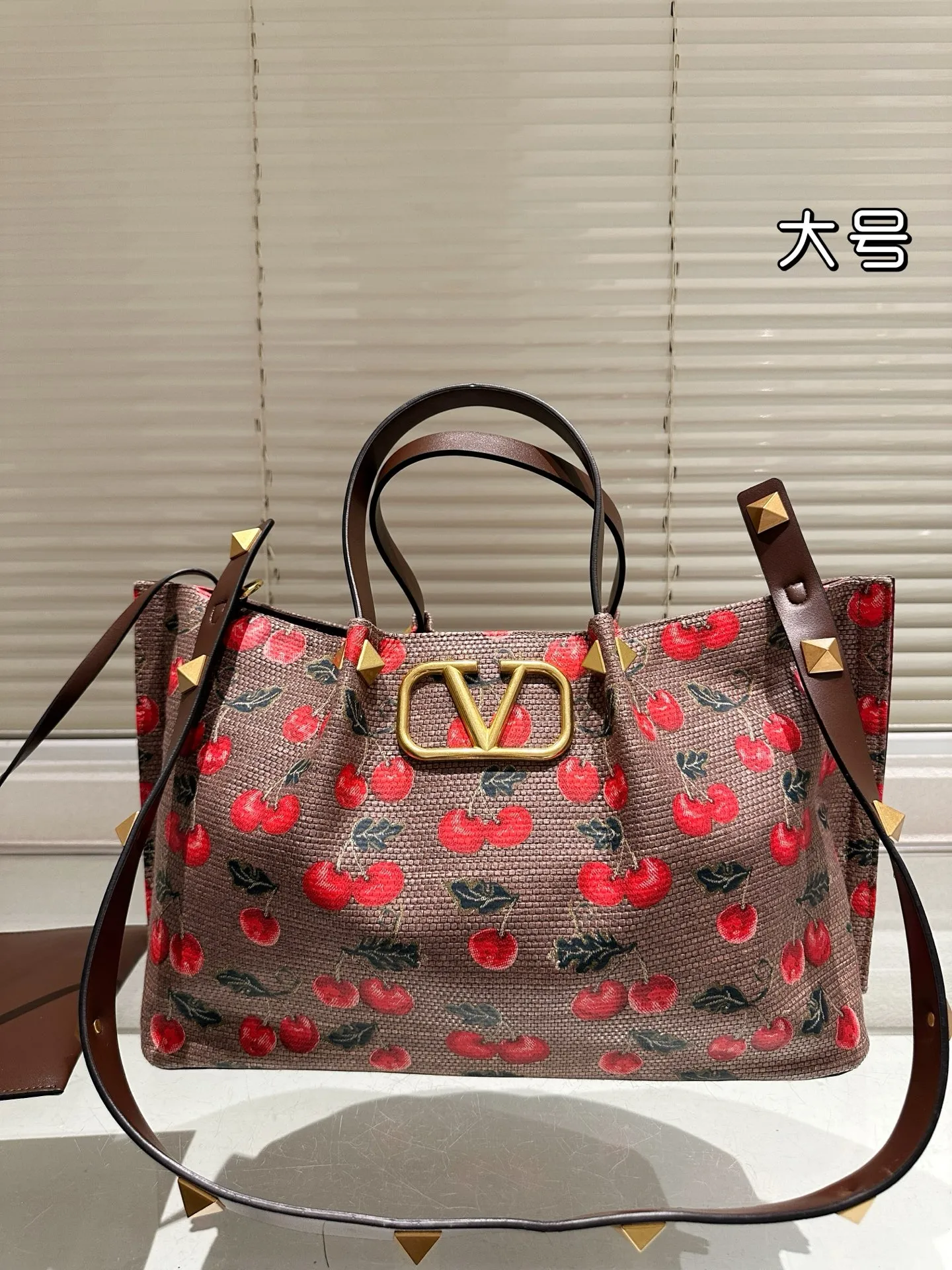 P450 Large Size Valentino A popular model in Valentino counters. Playful and super personality, whoever wears it will look better. Can’t conceal the foreign style. Exquisite routing. Color matching is very distinctive. Very versatile and can be matched with daily life. Casual and playful with a little bit of a celebrity style. It will definitely become a super popular style in the new year, spring and summer. 38.25 cm