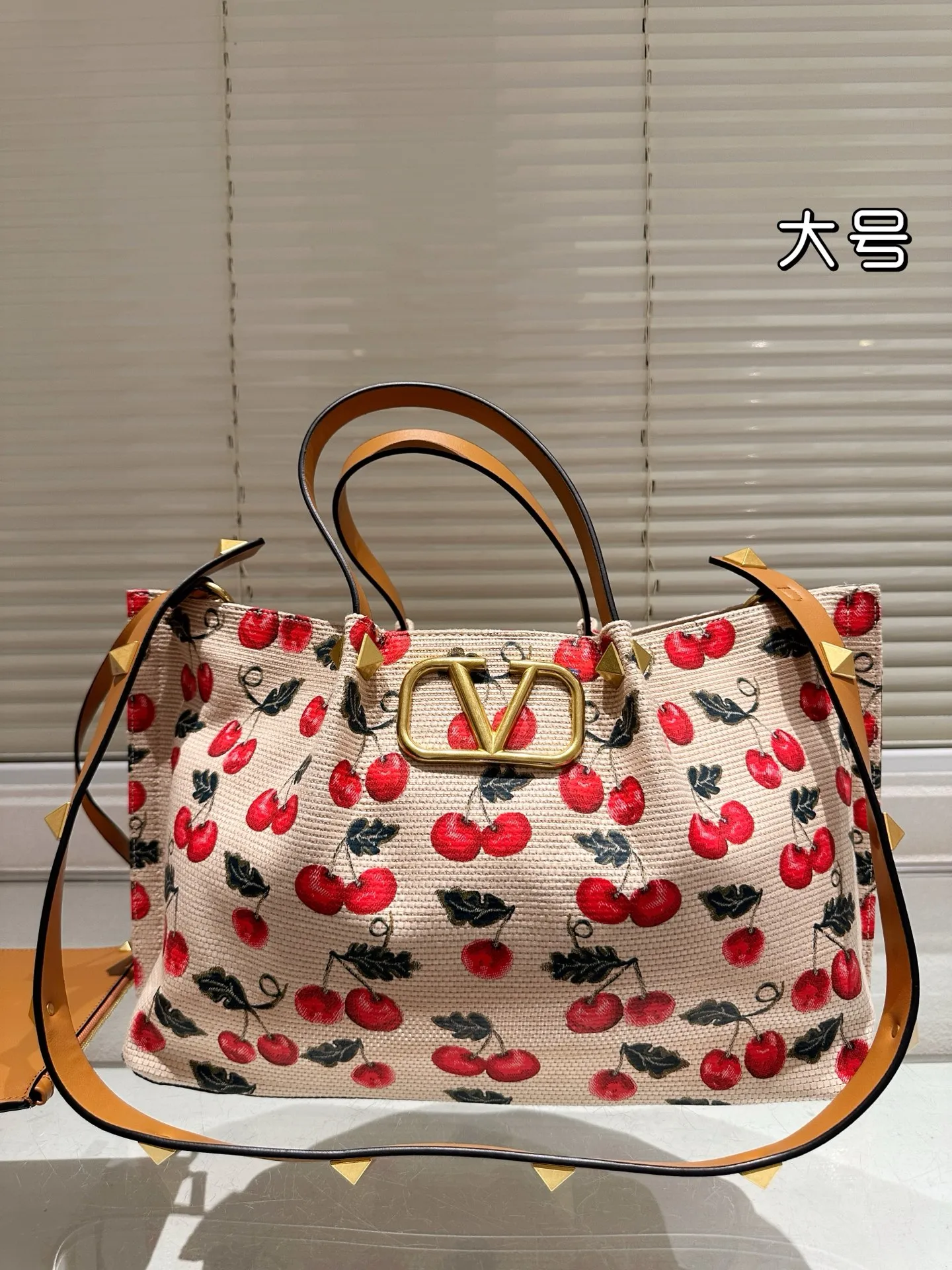P450 Large Size Valentino A popular model in Valentino counters. Playful and super personality, whoever wears it will look better. Can’t conceal the foreign style. Exquisite routing. Color matching is very distinctive. Very versatile and can be matched with daily life. Casual and playful with a little bit of a celebrity style. It will definitely become a super popular style in the new year, spring and summer. 38.25 cm
