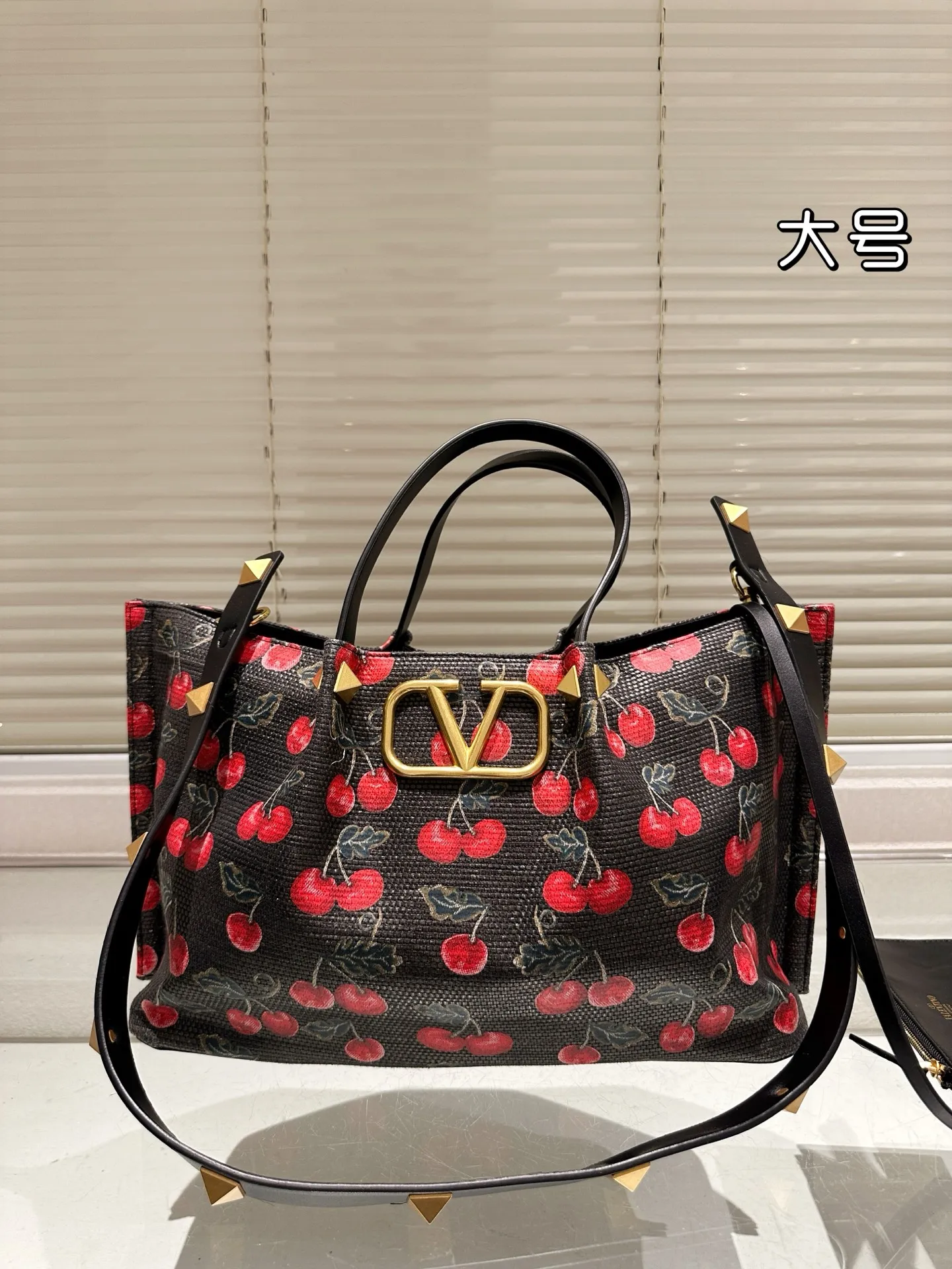 P450 Large Size Valentino A popular model in Valentino counters. Playful and super personality, whoever wears it will look better. Can’t conceal the foreign style. Exquisite routing. Color matching is very distinctive. Very versatile and can be matched with daily life. Casual and playful with a little bit of a celebrity style. It will definitely become a super popular style in the new year, spring and summer. 38.25 cm