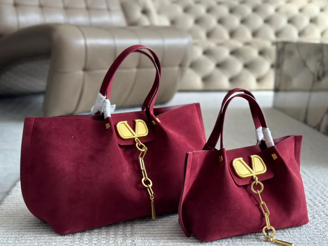¥410, 190 Valentino A popular model in the counter. Playful and super personality, whoever wears it will look better. Can’t conceal the foreign style. Exquisite routing. Color matching is very distinctive. Very versatile and can be matched with daily life. Casual and playful with a little bit of a lady style. It will definitely become a super hot style in the new year, spring and summer. ♥️Size 38 25cm/ 26 19cm