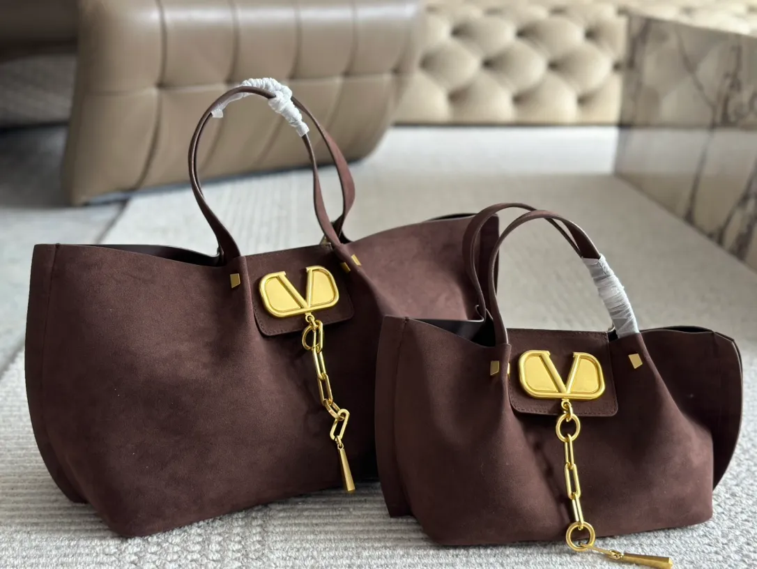 ¥410, 190 Valentino A popular model in the counter. Playful and super personality, whoever wears it will look better. Can’t conceal the foreign style. Exquisite routing. Color matching is very distinctive. Very versatile and can be matched with daily life. Casual and playful with a little bit of a lady style. It will definitely become a super hot style in the new year, spring and summer. ♥️Size 38 25cm/ 26 19cm