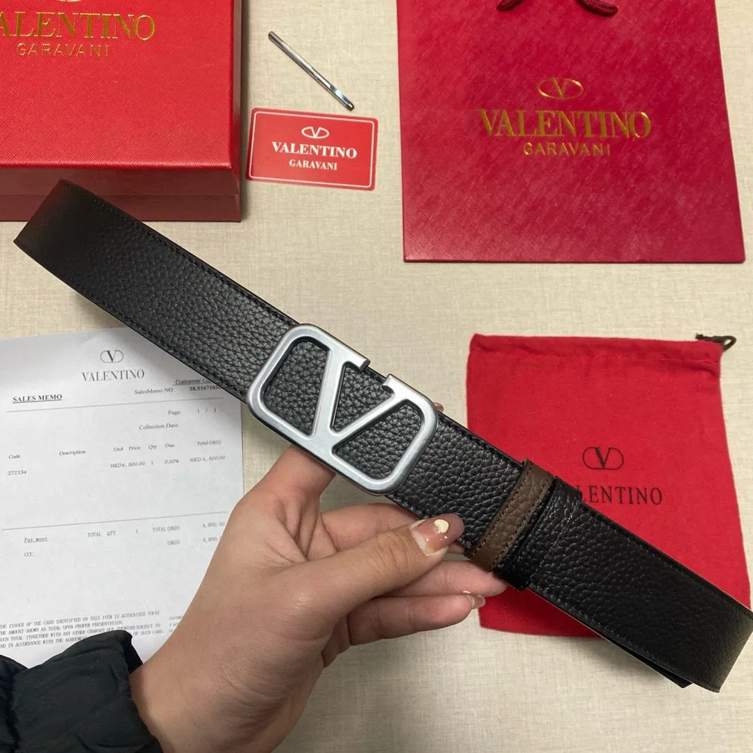 ✈️🇮🇹Brand: Valentino Valevtlo imitation copper buckle 60 ✈️🇮🇹Grade: 🚢Original private goods. First-layer cowhide coffee sole, sold at counters🈶️, comparable to the genuine product! Exquisite oil edges, computer stitching, soft hand feel. No modifications in real photos. The upper body effect is super good, and the length can be cut. Comes with a full set of packaging at the counter. The first choice for gifting. Free eye needle ✈️🇮🇹Button head: imitation copper buckle hardware ✈️🇮🇹Length: 100-125cm 3.8cm specifications ✈️🇮🇹Color: black