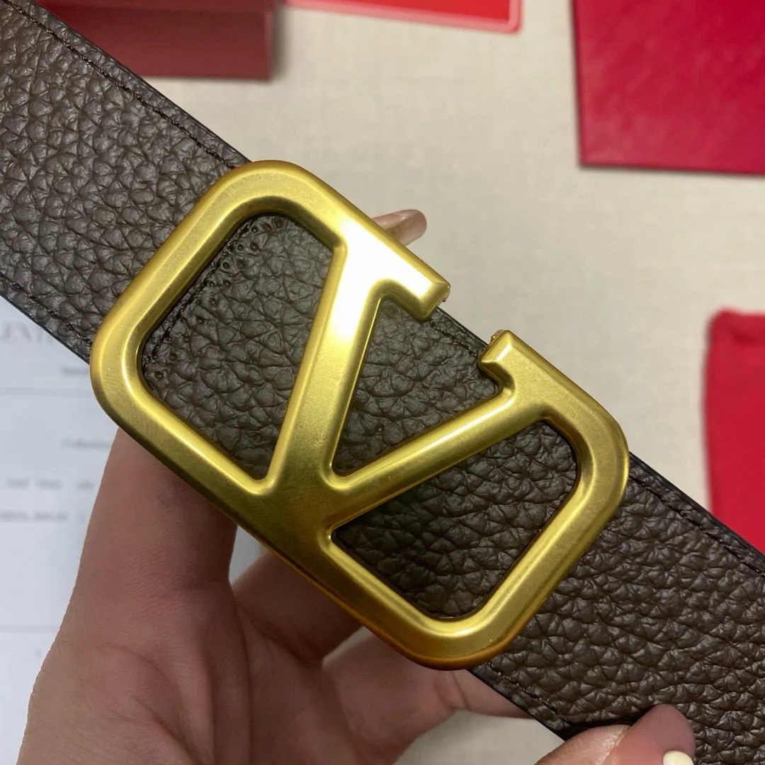 ✈️🇮🇹Brand: Valentino Valevtlo imitation copper buckle 60 ✈️🇮🇹Grade: 🚢Original private goods. First-layer cowhide coffee sole, sold at counters🈶️, comparable to the genuine product! Exquisite oil edges, computer stitching, soft hand feel. No modifications in real photos. The upper body effect is super good, and the length can be cut. Comes with a full set of packaging at the counter. The first choice for gifting. Free eye needle ✈️🇮🇹Button head: imitation copper buckle hardware ✈️🇮🇹Length: 100-125cm 3.8cm specifications ✈️🇮🇹Color: black
