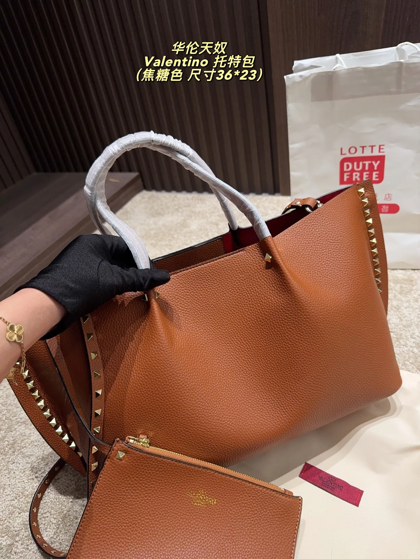 Large p420⚠️size 36*23 small p400⚠️size 24*17 Valentino Tote bag handle, shoulder strap, can be carried by hand or shoulder! Full of high-end fashion, it is the first choice for this summer