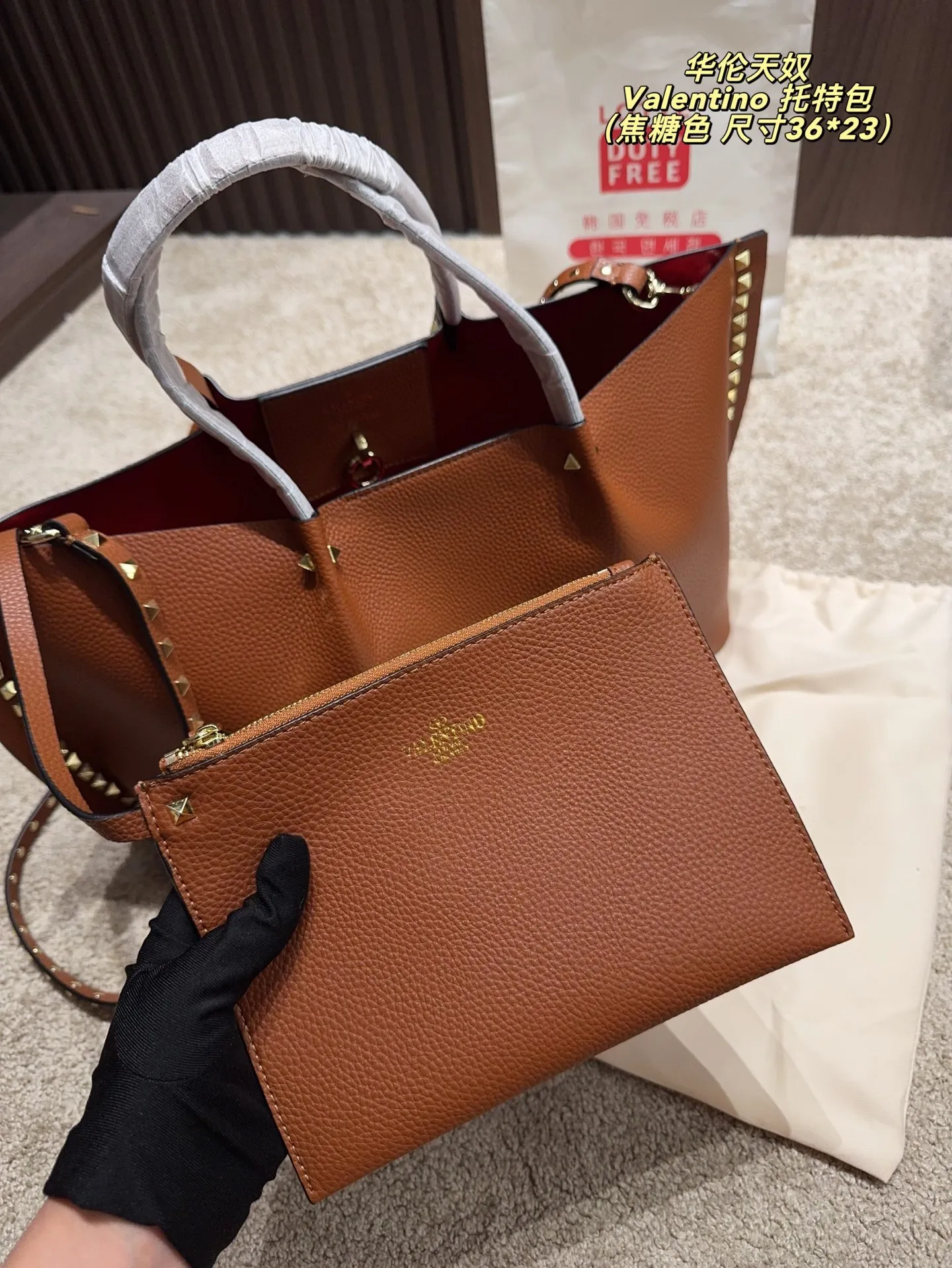 Large p420⚠️size 36*23 small p400⚠️size 24*17 Valentino Tote bag handle, shoulder strap, can be carried by hand or shoulder! Full of high-end fashion, it is the first choice for this summer
