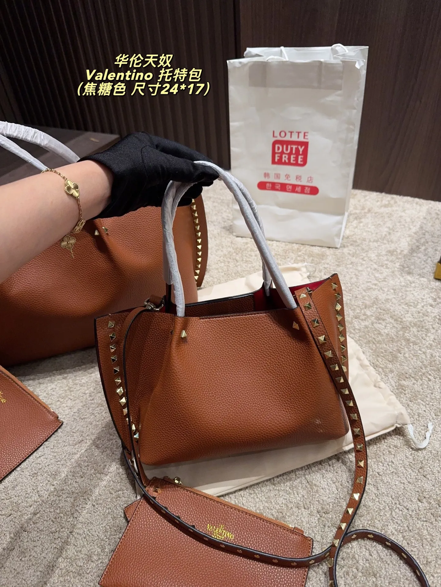 Large p420⚠️size 36*23 small p400⚠️size 24*17 Valentino Tote bag handle, shoulder strap, can be carried by hand or shoulder! Full of high-end fashion, it is the first choice for this summer