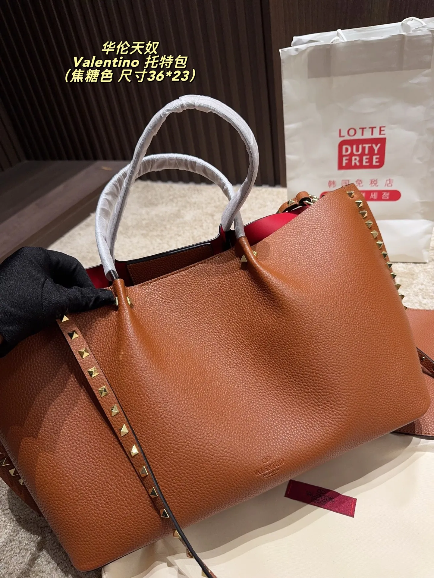 Large p420⚠️size 36*23 small p400⚠️size 24*17 Valentino Tote bag handle, shoulder strap, can be carried by hand or shoulder! Full of high-end fashion, it is the first choice for this summer