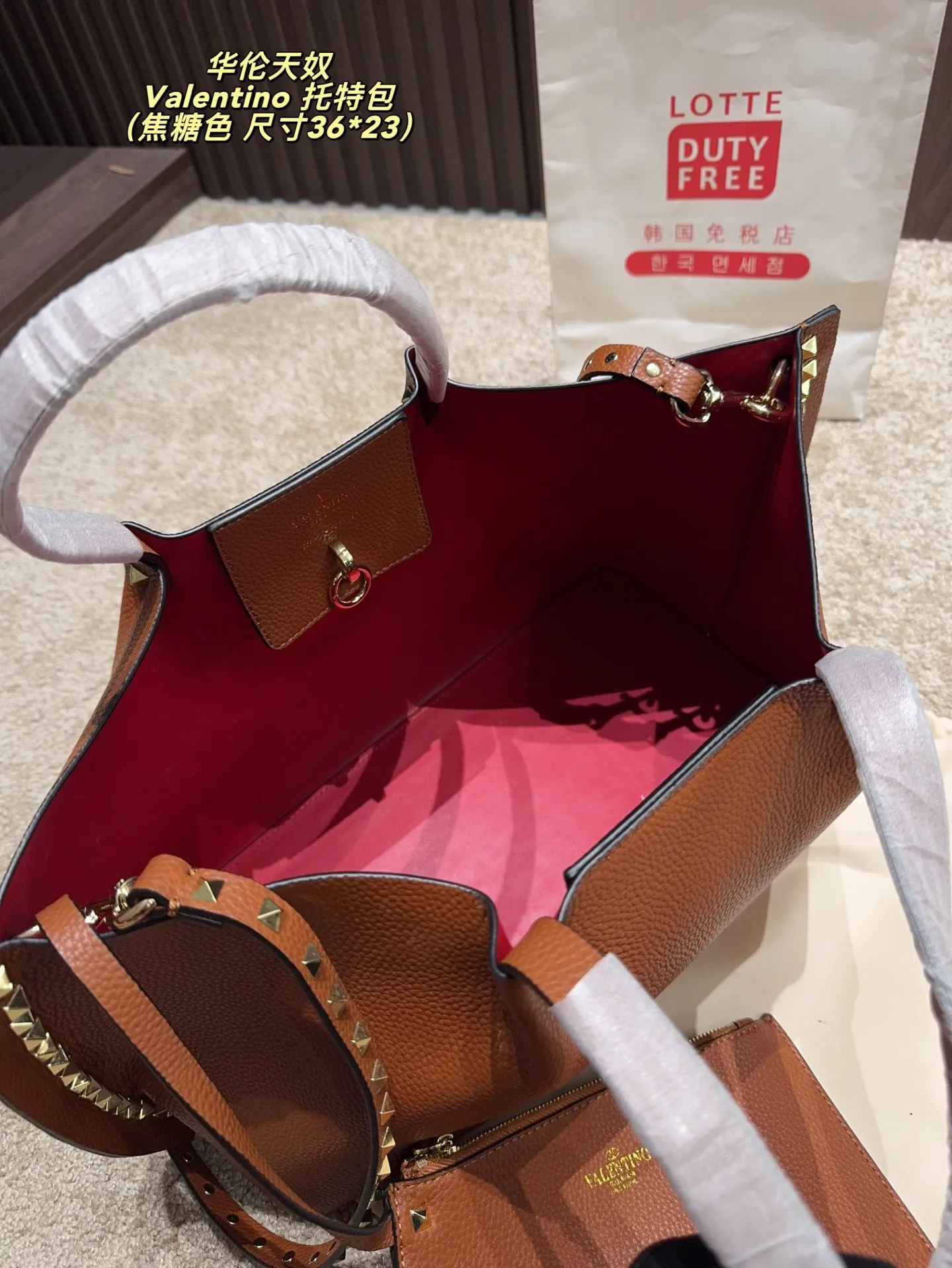 Large p420⚠️size 36*23 small p400⚠️size 24*17 Valentino Tote bag handle, shoulder strap, can be carried by hand or shoulder! Full of high-end fashion, it is the first choice for this summer