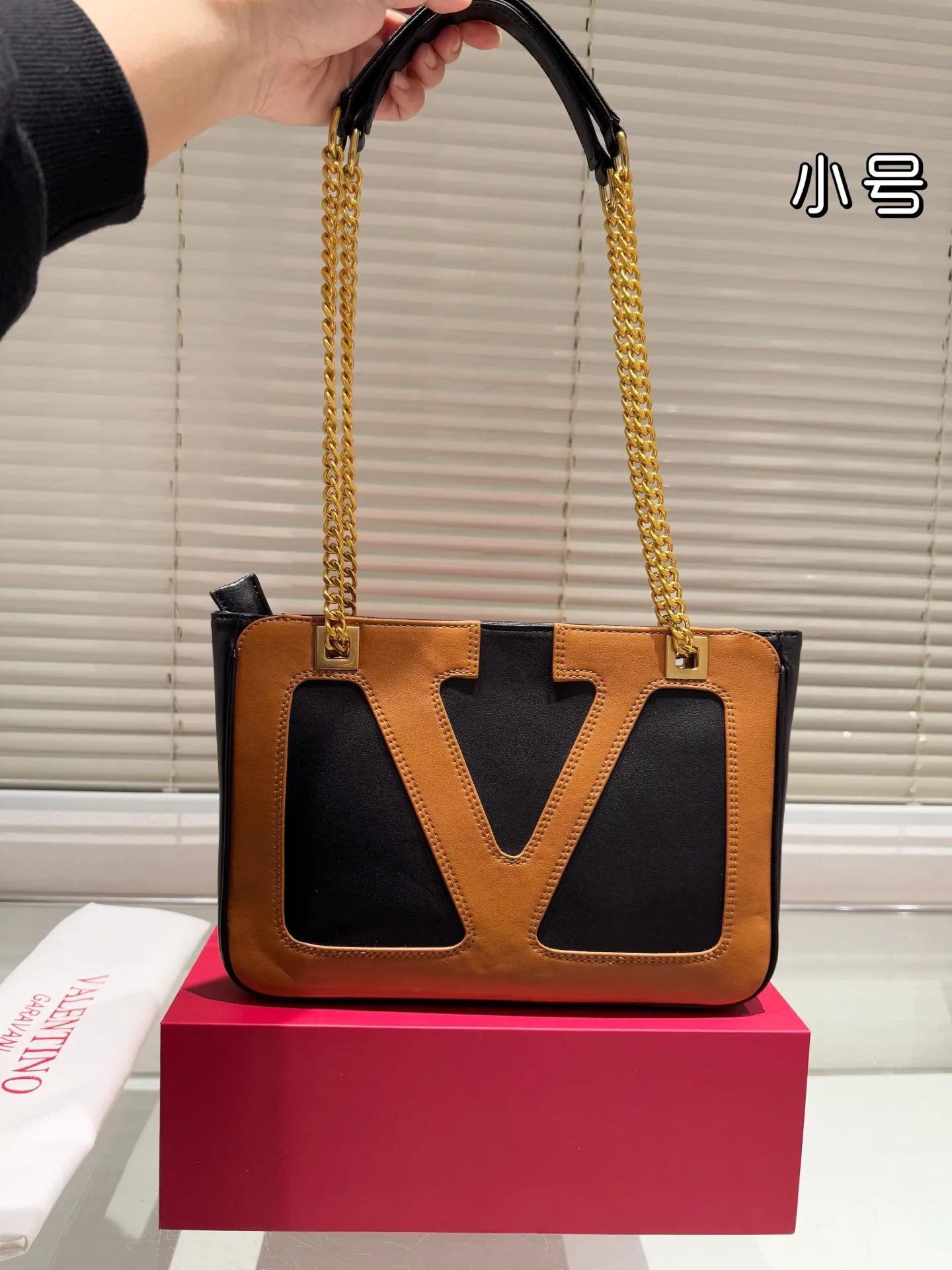 P370 Comes with gift box 🎁 Valentino VALENTINO Women’s Tote Bag Valentino Letter Bag Letter bag from Valentino. The new season has just arrived. Size 28.19