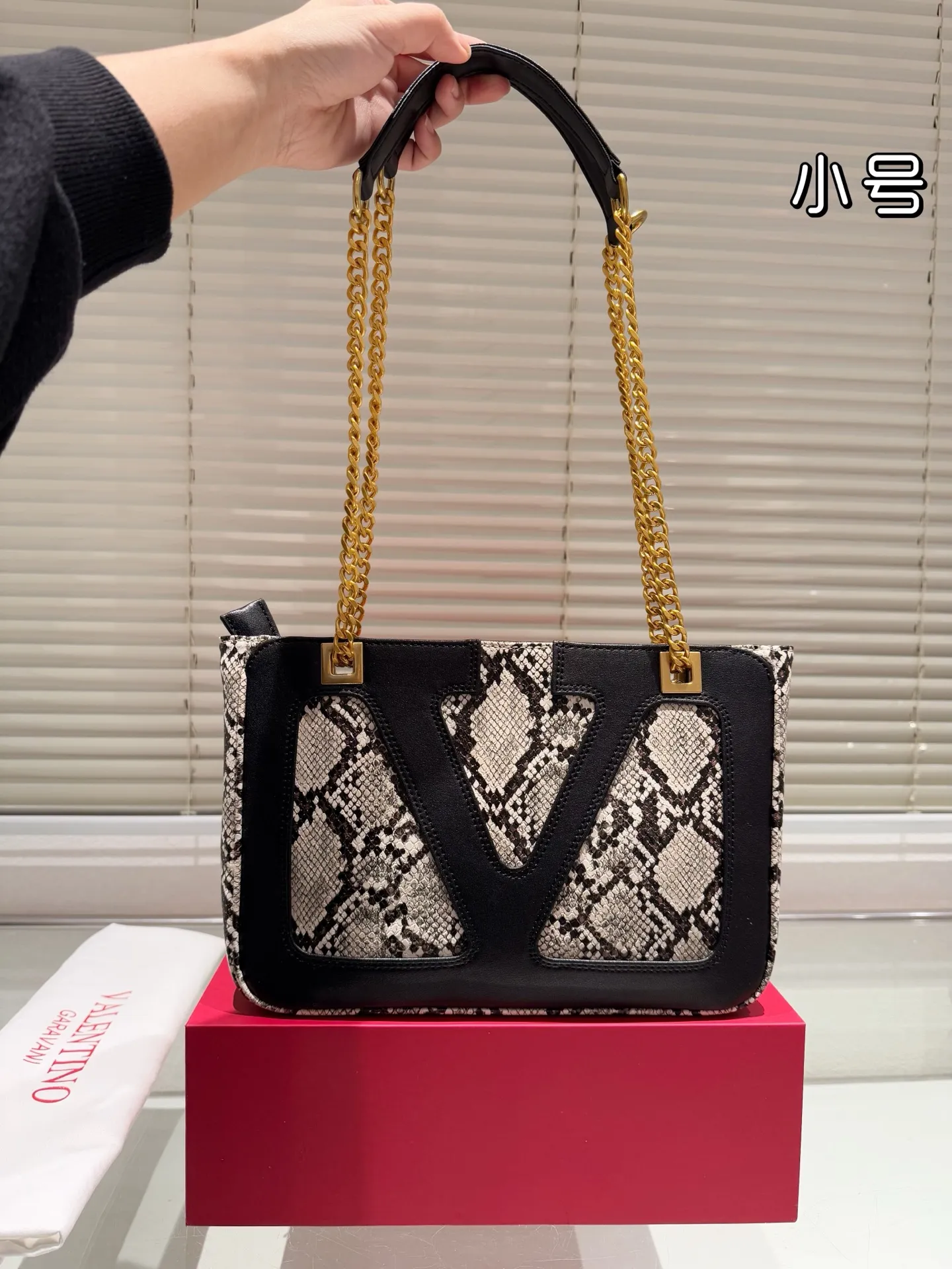 P370 Comes with gift box 🎁 Valentino VALENTINO Women’s Tote Bag Valentino Letter Bag Letter bag from Valentino. The new season has just arrived. Size 28.19