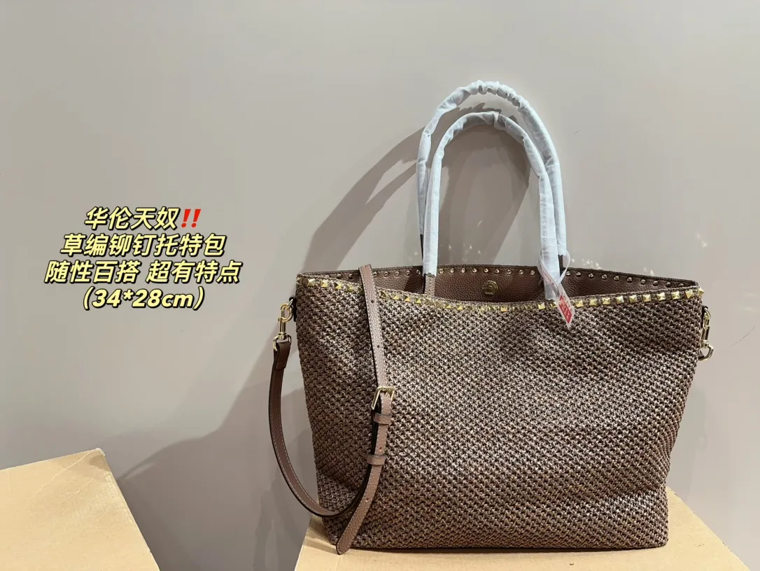 P330⚠️Size 34.28 Valentino straw rivet vegetable basket. Playful and super personality, whoever carries it will look better. Can’t hide the foreign style. Exquisite routing. The color matching is very unique. It’s versatile and can be matched with any daily. Casual and playful, but also a little bit. Celebrity style will definitely become a super hot style in the new year, spring and summer