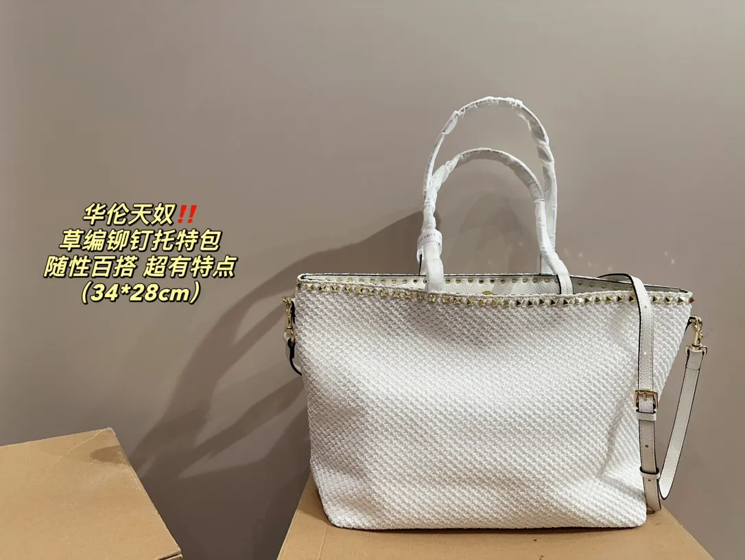P330⚠️Size 34.28 Valentino straw rivet vegetable basket. Playful and super personality, whoever carries it will look better. Can’t hide the foreign style. Exquisite routing. The color matching is very unique. It’s versatile and can be matched with any daily. Casual and playful, but also a little bit. Celebrity style will definitely become a super hot style in the new year, spring and summer