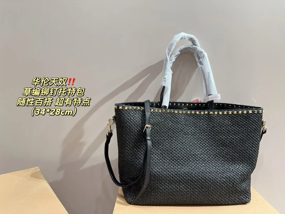 P330⚠️Size 34.28 Valentino straw rivet vegetable basket. Playful and super personality, whoever carries it will look better. Can’t hide the foreign style. Exquisite routing. The color matching is very unique. It’s versatile and can be matched with any daily. Casual and playful, but also a little bit. Celebrity style will definitely become a super hot style in the new year, spring and summer