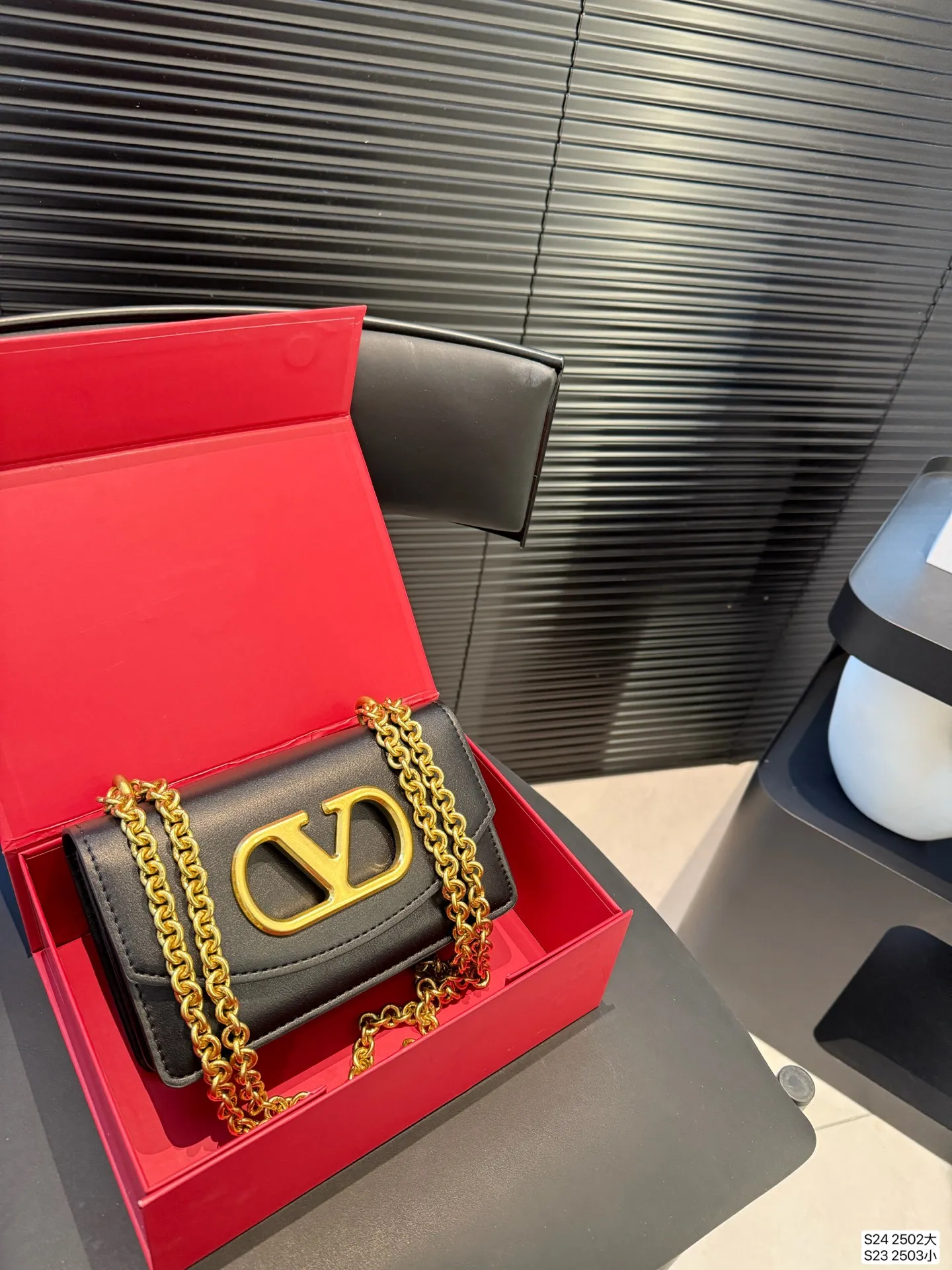 Large size P340 Small size P330 with folding box Valentino chain bag Valentino SS25 Vain series chain bag creates simple retro style smooth cow leather touch advanced metal suction buckle opening and closing method It feels like a jewelry box #Valentinovalentino # retro # Size: Large 24 15 Small 19 12 Item No. Large 2502 Small 2503