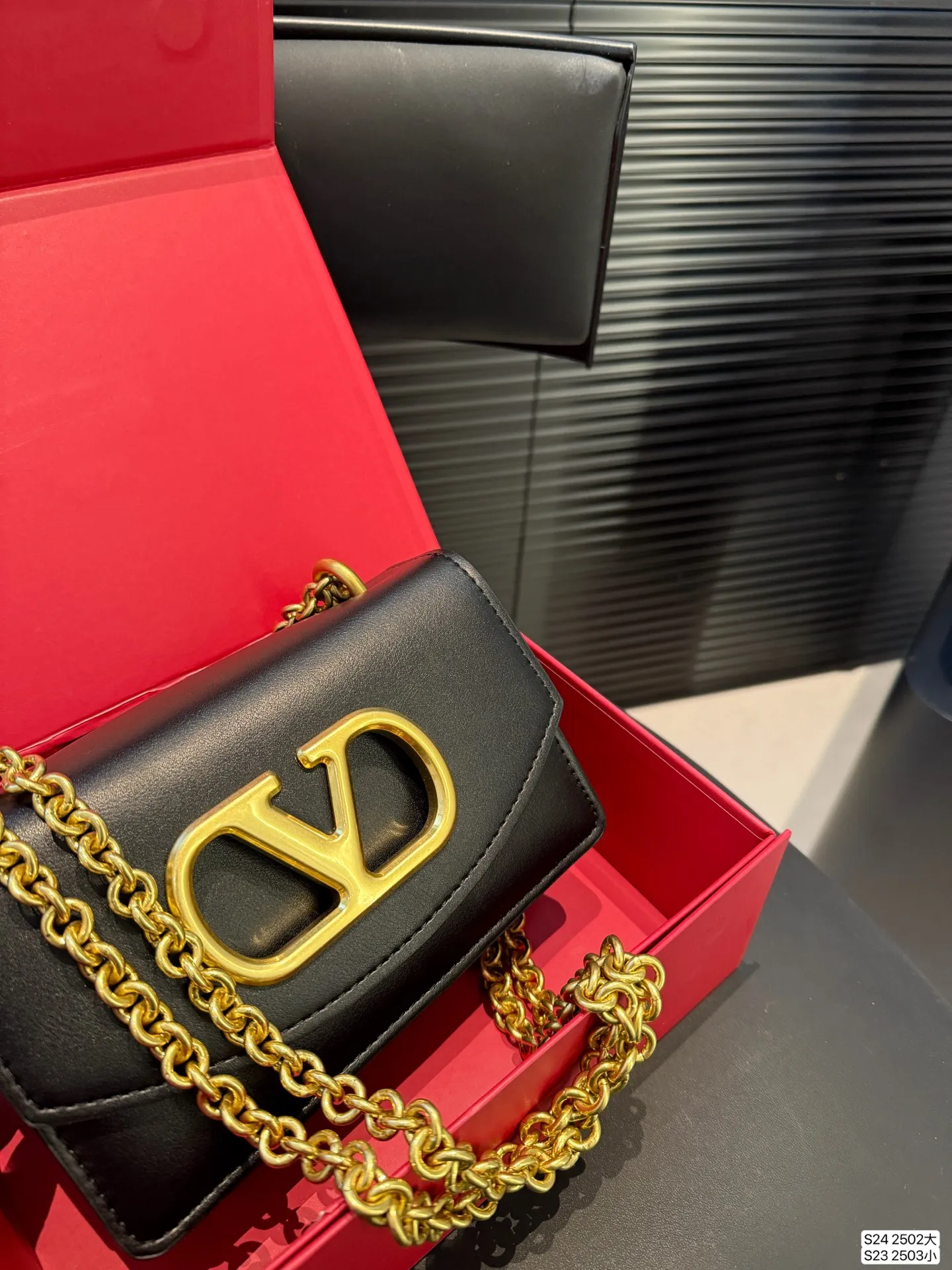 Large size P340 Small size P330 with folding box Valentino chain bag Valentino SS25 Vain series chain bag creates simple retro style smooth cow leather touch advanced metal suction buckle opening and closing method It feels like a jewelry box #Valentinovalentino # retro # Size: Large 24 15 Small 19 12 Item No. Large 2502 Small 2503