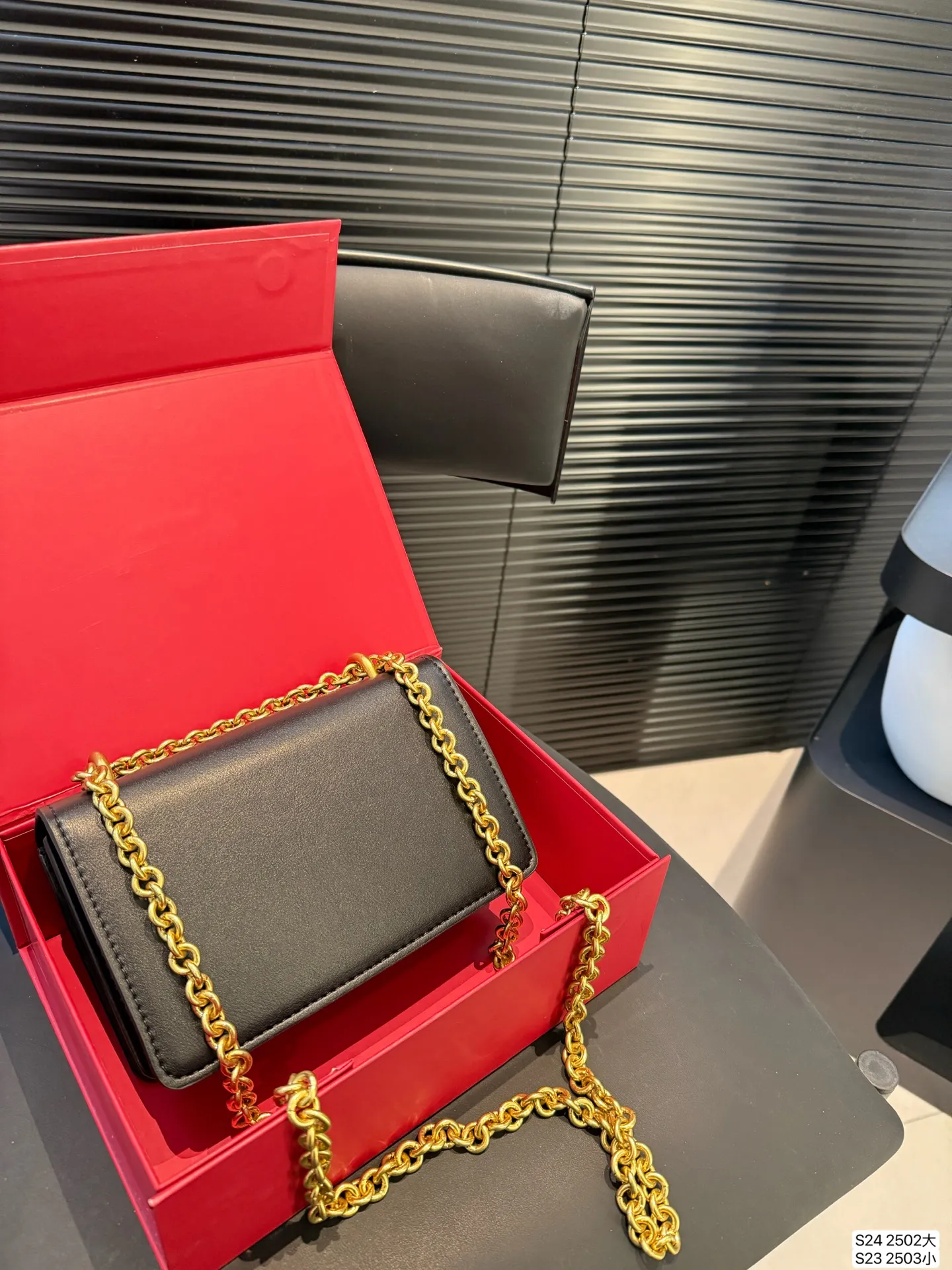 Large size P340 Small size P330 with folding box Valentino chain bag Valentino SS25 Vain series chain bag creates simple retro style smooth cow leather touch advanced metal suction buckle opening and closing method It feels like a jewelry box #Valentinovalentino # retro # Size: Large 24 15 Small 19 12 Item No. Large 2502 Small 2503