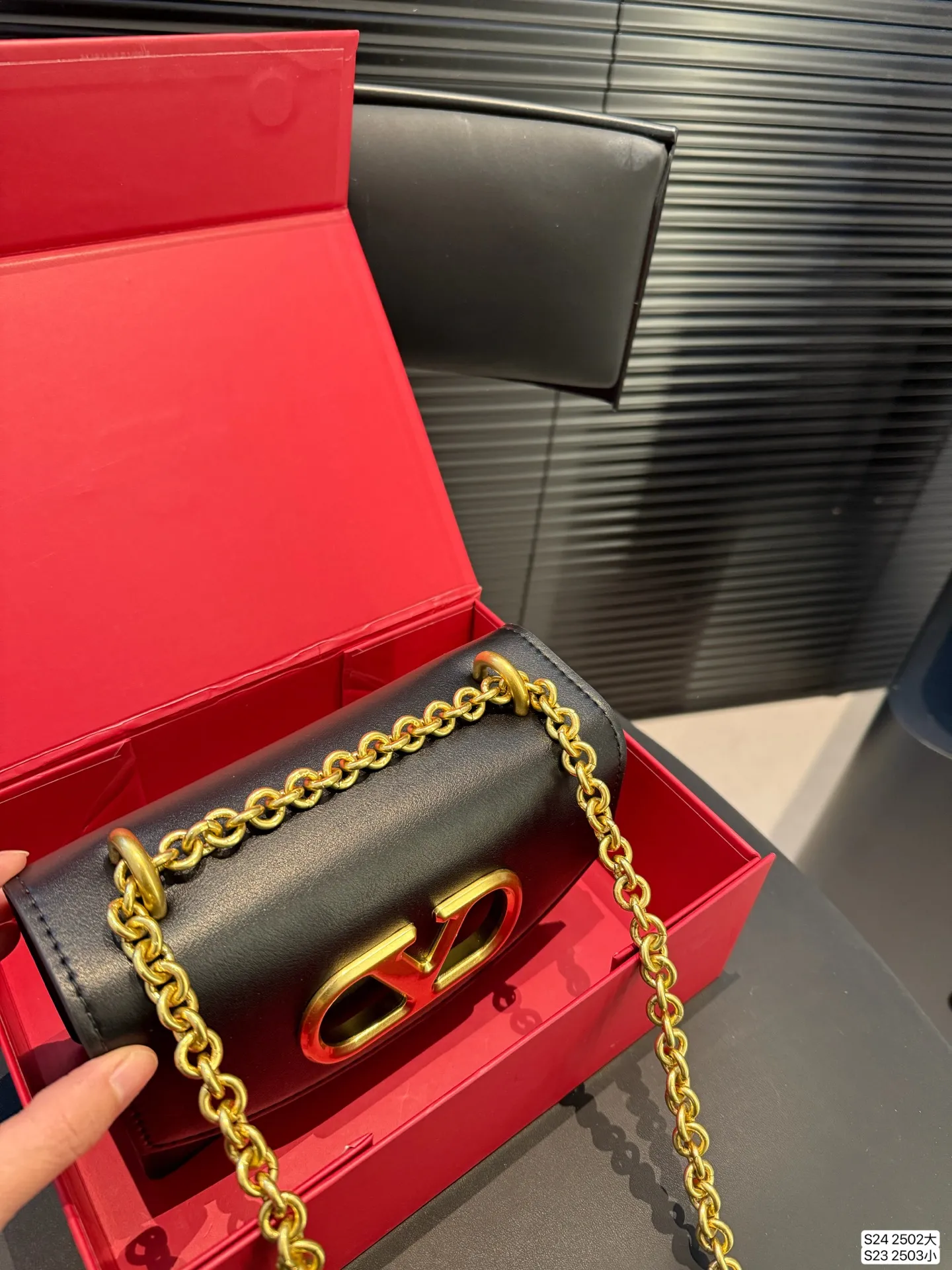 Large size P340 Small size P330 with folding box Valentino chain bag Valentino SS25 Vain series chain bag creates simple retro style smooth cow leather touch advanced metal suction buckle opening and closing method It feels like a jewelry box #Valentinovalentino # retro # Size: Large 24 15 Small 19 12 Item No. Large 2502 Small 2503