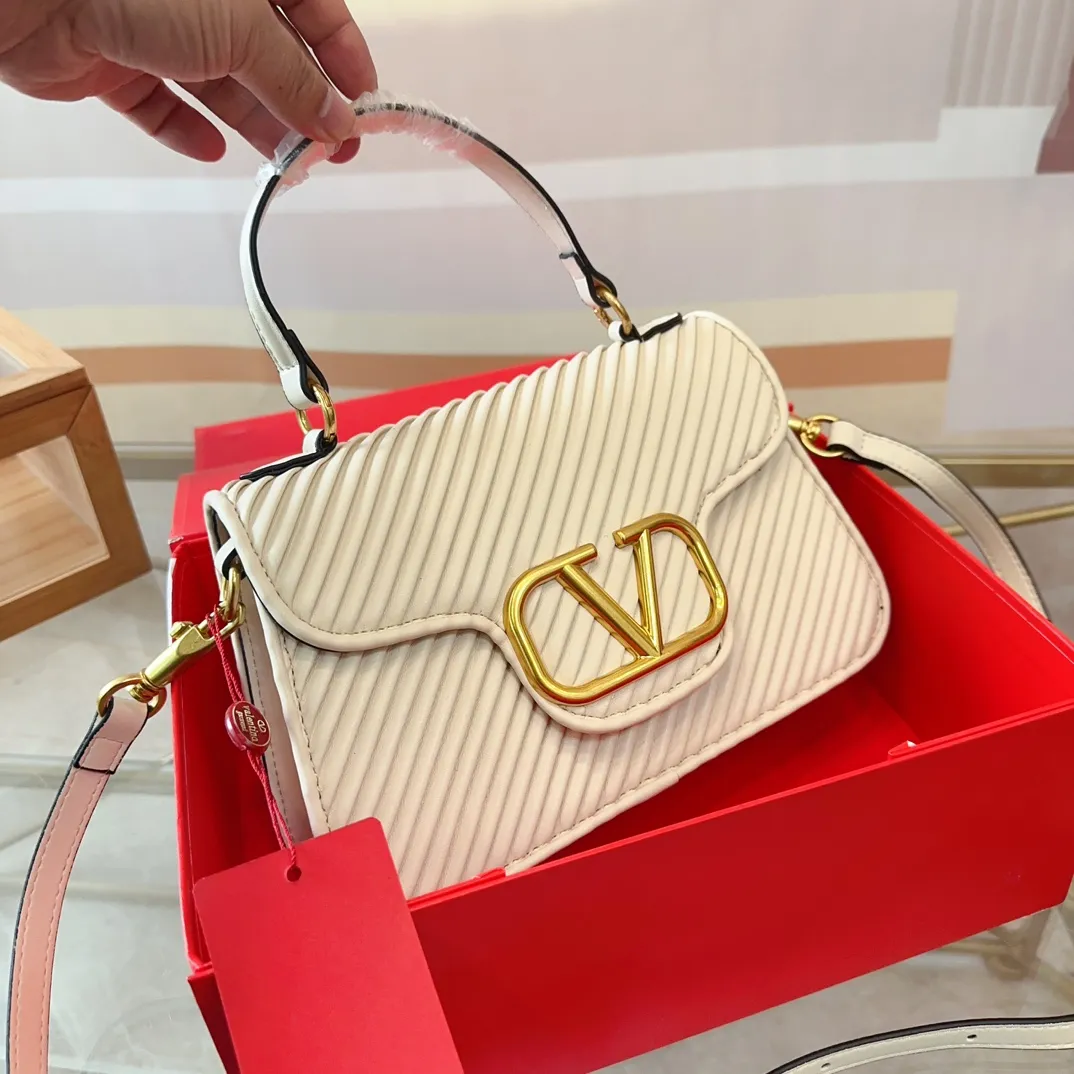 p320 (gift box packaging) Valentino Logo shoulder bag, full of luxury, a classic among classics, can be easily matched with any combination, size 26*11cm. le