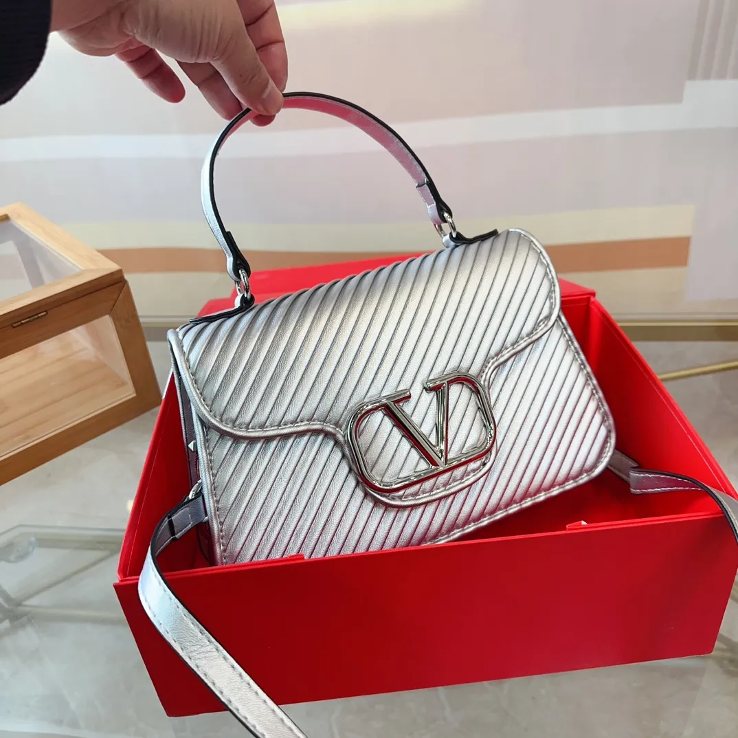 p320 (gift box packaging) Valentino Logo shoulder bag, full of luxury, a classic among classics, can be easily matched with any combination, size 26*11cm. le