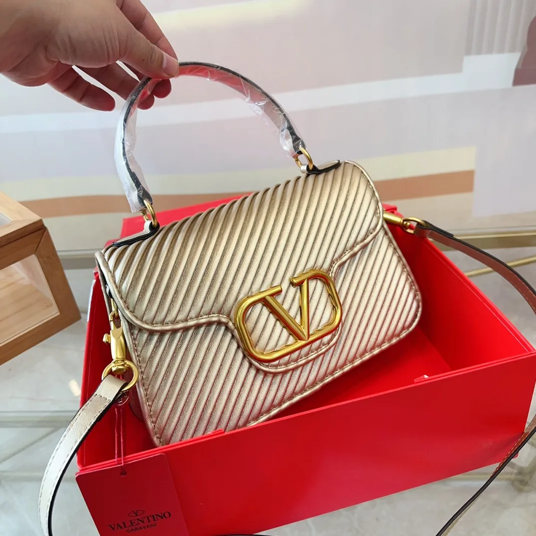 p320 (gift box packaging) Valentino Logo shoulder bag, full of luxury, a classic among classics, can be easily matched with any combination, size 26*11cm. le