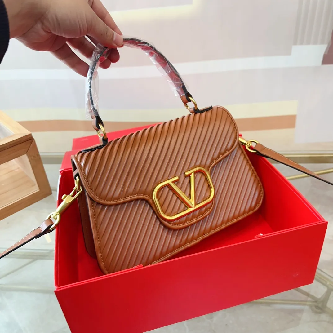 p320 (gift box packaging) Valentino Logo shoulder bag, full of luxury, a classic among classics, can be easily matched with any combination, size 26*11cm. le