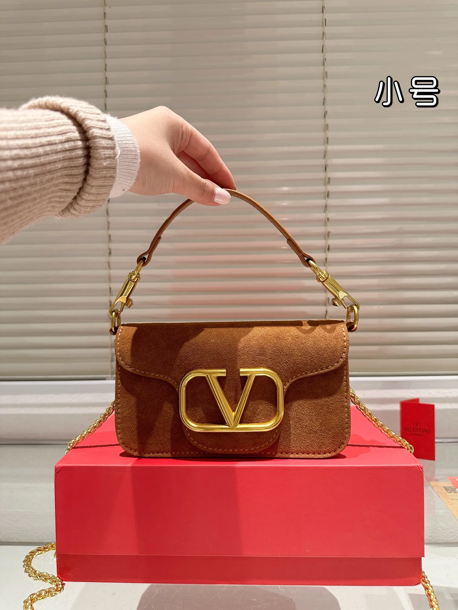 Small P340 folding box ⚠️Size 20.10 Valentino Loco shoulder bag has a high-end feel. This look is very versatile. No matter how you carry it, there is no pressure. Which girl can refuse such a beautiful bag?