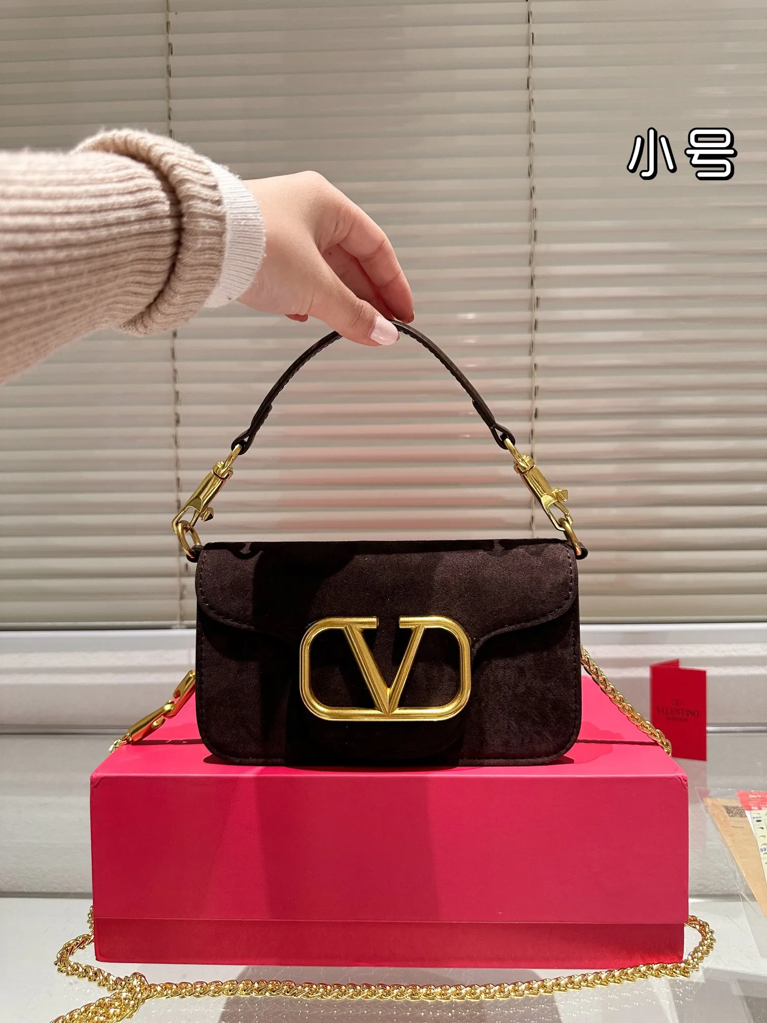 Small P340 folding box ⚠️Size 20.10 Valentino Loco shoulder bag has a high-end feel. This look is very versatile. No matter how you carry it, there is no pressure. Which girl can refuse such a beautiful bag?