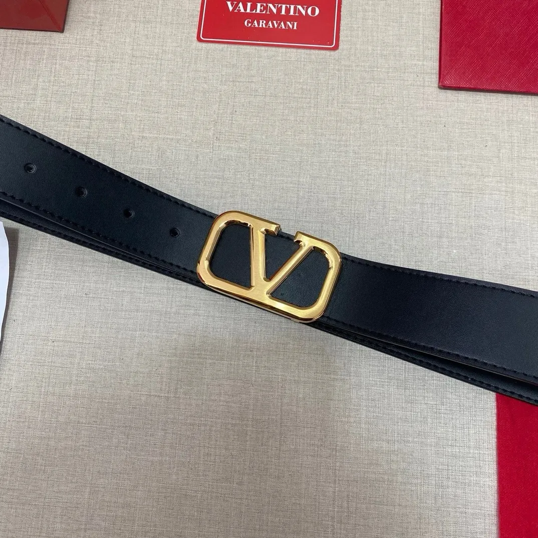 ✈️🇮🇹Brand: Valentino Valevtlo P280 ✈️🇮🇹Grade: 🚢Original private goods. First-layer cowhide black bottom, sold at counters🈶️, comparable to the original product! Exquisite oil edges, computer stitching, soft hand feel. No modifications in real photos. The upper body effect is super good, and the length can be cut. Comes with a full set of packaging at the counter. The first choice for gifting. Free eye needle ✈️🇮🇹Button head: steel buckle hardware ✈️🇮🇹Length: 100-125cm 3.8cm specifications ✈️🇮🇹Color: black