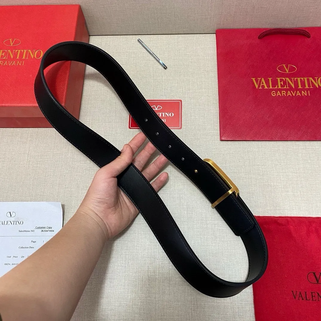 ✈️🇮🇹Brand: Valentino Valevtlo P280 ✈️🇮🇹Grade: 🚢Original private goods. First-layer cowhide black bottom, sold at counters🈶️, comparable to the original product! Exquisite oil edges, computer stitching, soft hand feel. No modifications in real photos. The upper body effect is super good, and the length can be cut. Comes with a full set of packaging at the counter. The first choice for gifting. Free eye needle ✈️🇮🇹Button head: steel buckle hardware ✈️🇮🇹Length: 100-125cm 3.8cm specifications ✈️🇮🇹Color: black