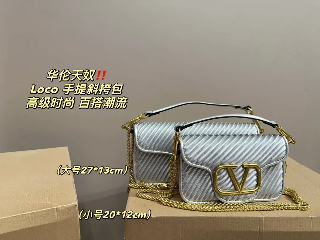 Large P310 with folding box⚠️Size 27.13 Small P290 with folding box⚠️Size 20.12 Valentino Loco hand-held crossbody bag Comfortable and sophisticated coexist, simple and elegant yet discreet, easily create an elegant commuting outfit