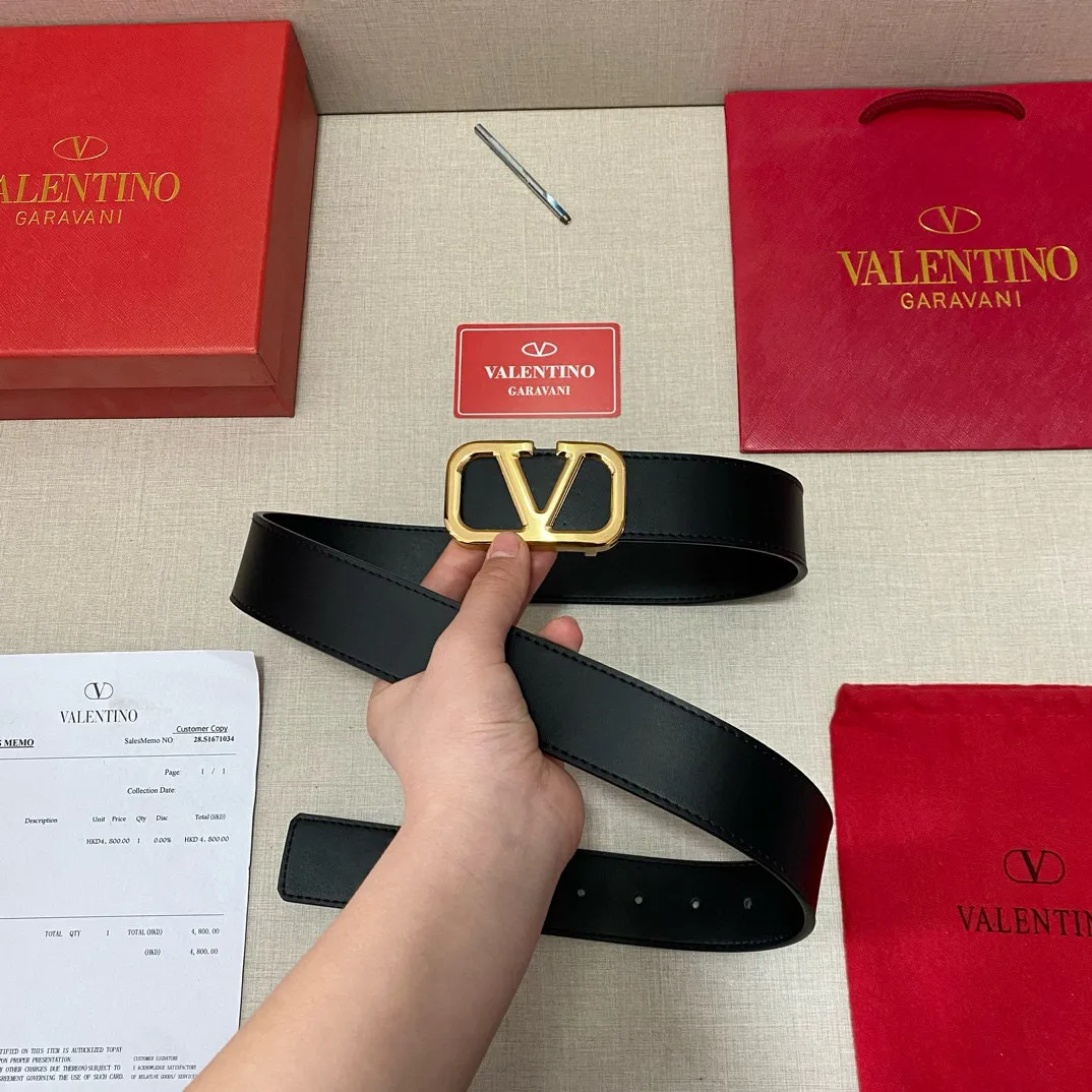✈️🇮🇹Brand: Valentino Valevtlo P260 ✈️🇮🇹Grade: 🚢Original private goods. Comes in first-layer cowhide with black bottom, sold at counters 🈶️, comparable to genuine products! Exquisite oil edges, computer stitching, soft hand feel. No modifications in real photos. The upper body effect is super good, and the length can be cut. Comes with a full set of packaging at the counter. The first choice for gifting. Free eye needle ✈️🇮🇹Button head: steel buckle hardware ✈️🇮🇹Length: 100-125cm 3.8cm specifications ✈️🇮🇹Color: black