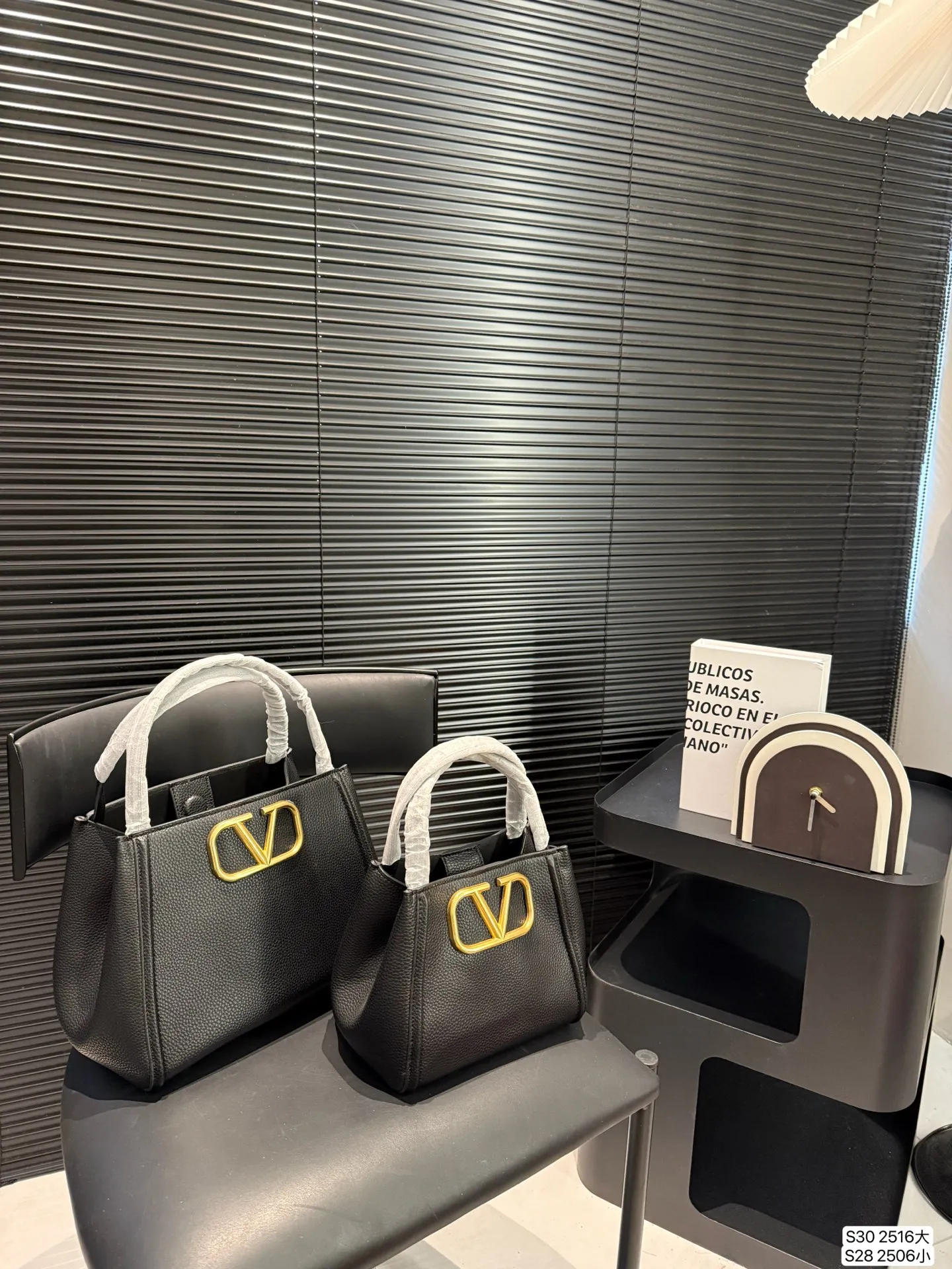 Large size P400, small size P380 with folding box, Valentino tote bag, very retro feeling, high-end yet elegant, super atmospheric, suitable for commuting, casual, and dating. Size large 26 22 small 19 17 Item number large 2516 small 2506