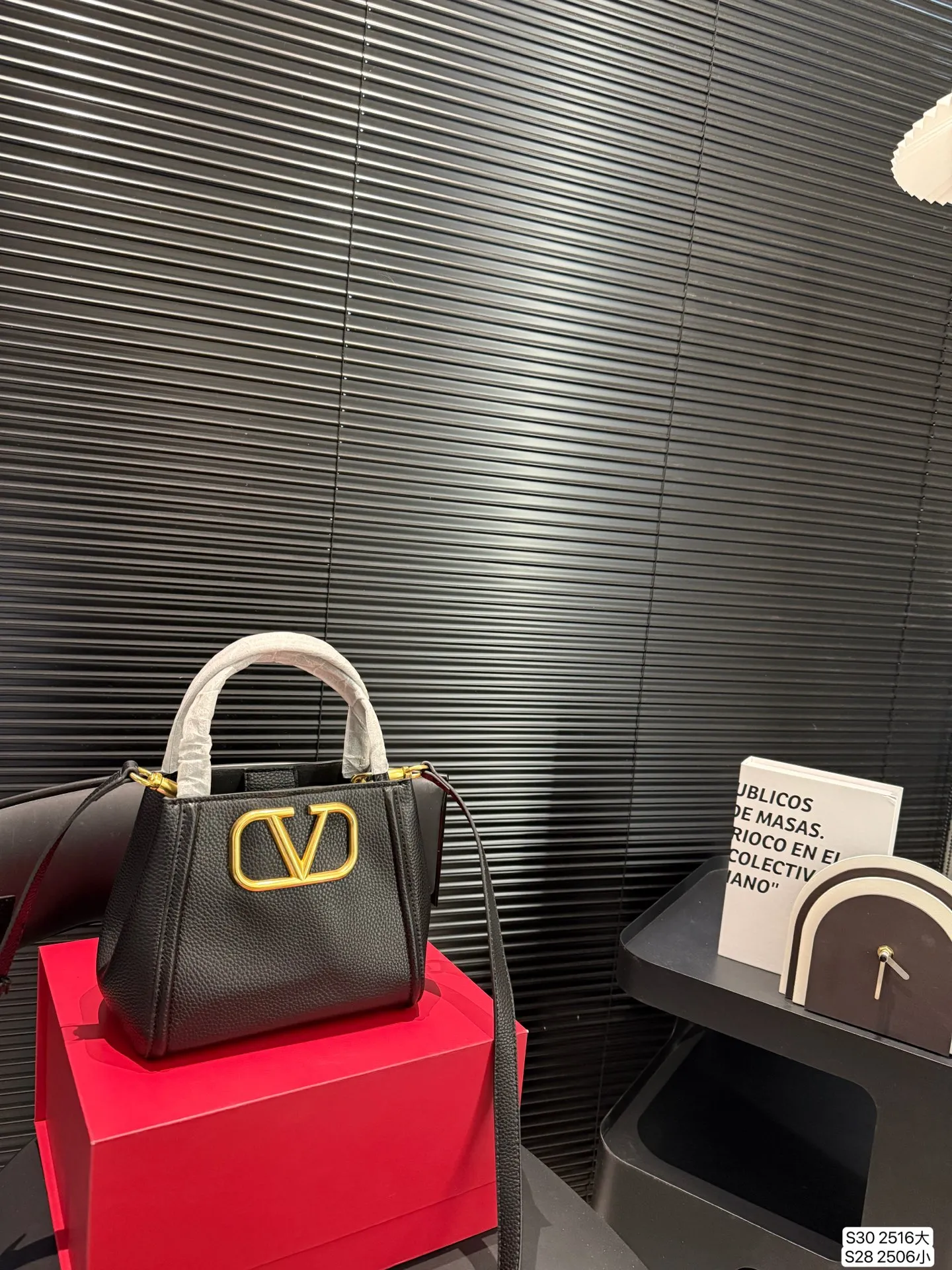 Large size P400, small size P380 with folding box, Valentino tote bag, very retro feeling, high-end yet elegant, super atmospheric, suitable for commuting, casual, and dating. Size large 26 22 small 19 17 Item number large 2516 small 2506