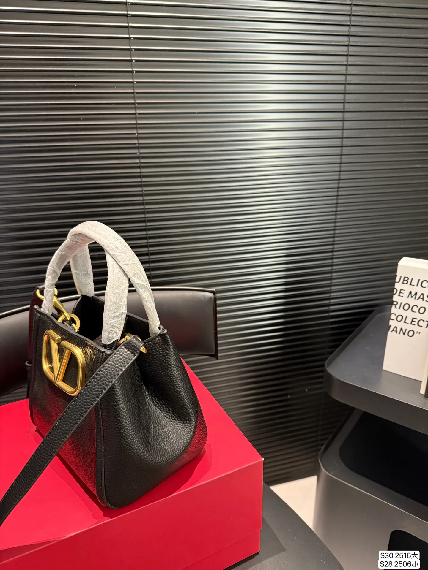 Large size P400, small size P380 with folding box, Valentino tote bag, very retro feeling, high-end yet elegant, super atmospheric, suitable for commuting, casual, and dating. Size large 26 22 small 19 17 Item number large 2516 small 2506