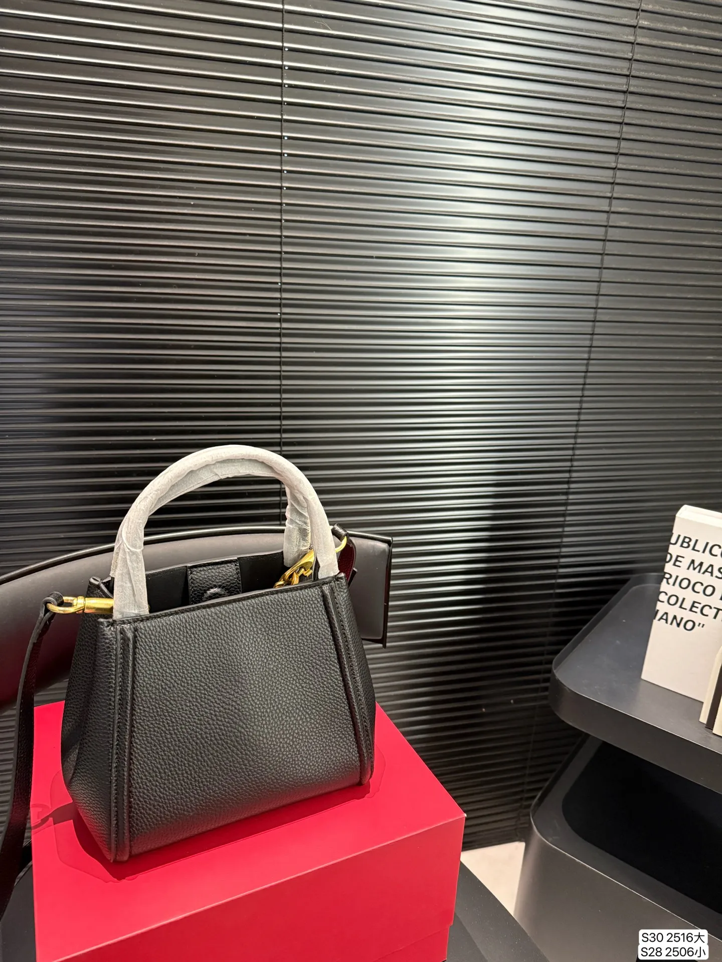 Large size P400, small size P380 with folding box, Valentino tote bag, very retro feeling, high-end yet elegant, super atmospheric, suitable for commuting, casual, and dating. Size large 26 22 small 19 17 Item number large 2516 small 2506