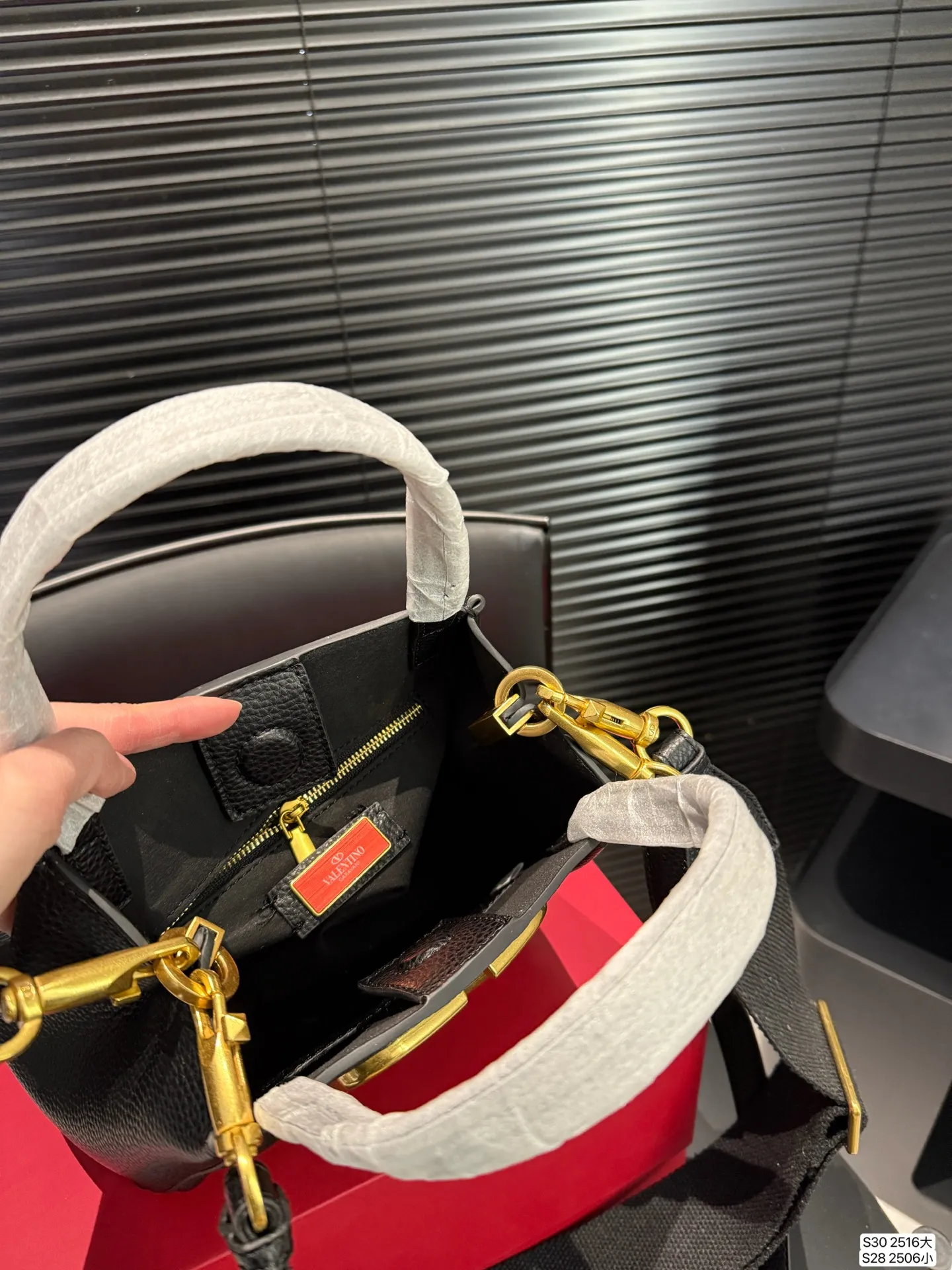 Large size P400, small size P380 with folding box, Valentino tote bag, very retro feeling, high-end yet elegant, super atmospheric, suitable for commuting, casual, and dating. Size large 26 22 small 19 17 Item number large 2516 small 2506