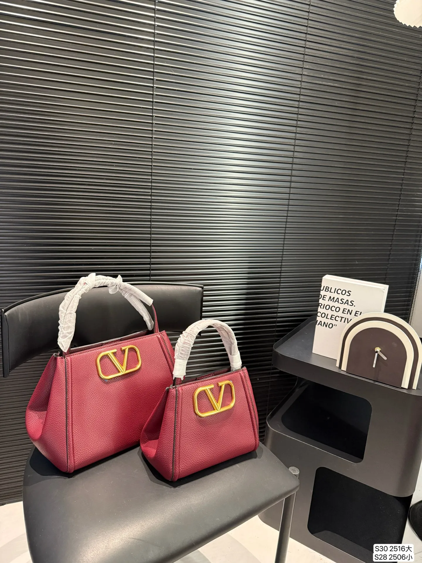 Large size P400, small size P380 with folding box, Valentino tote bag, very retro feeling, high-end yet elegant, super atmospheric, suitable for commuting, casual, and dating. Size large 26 22 small 19 17 Item number large 2516 small 2506