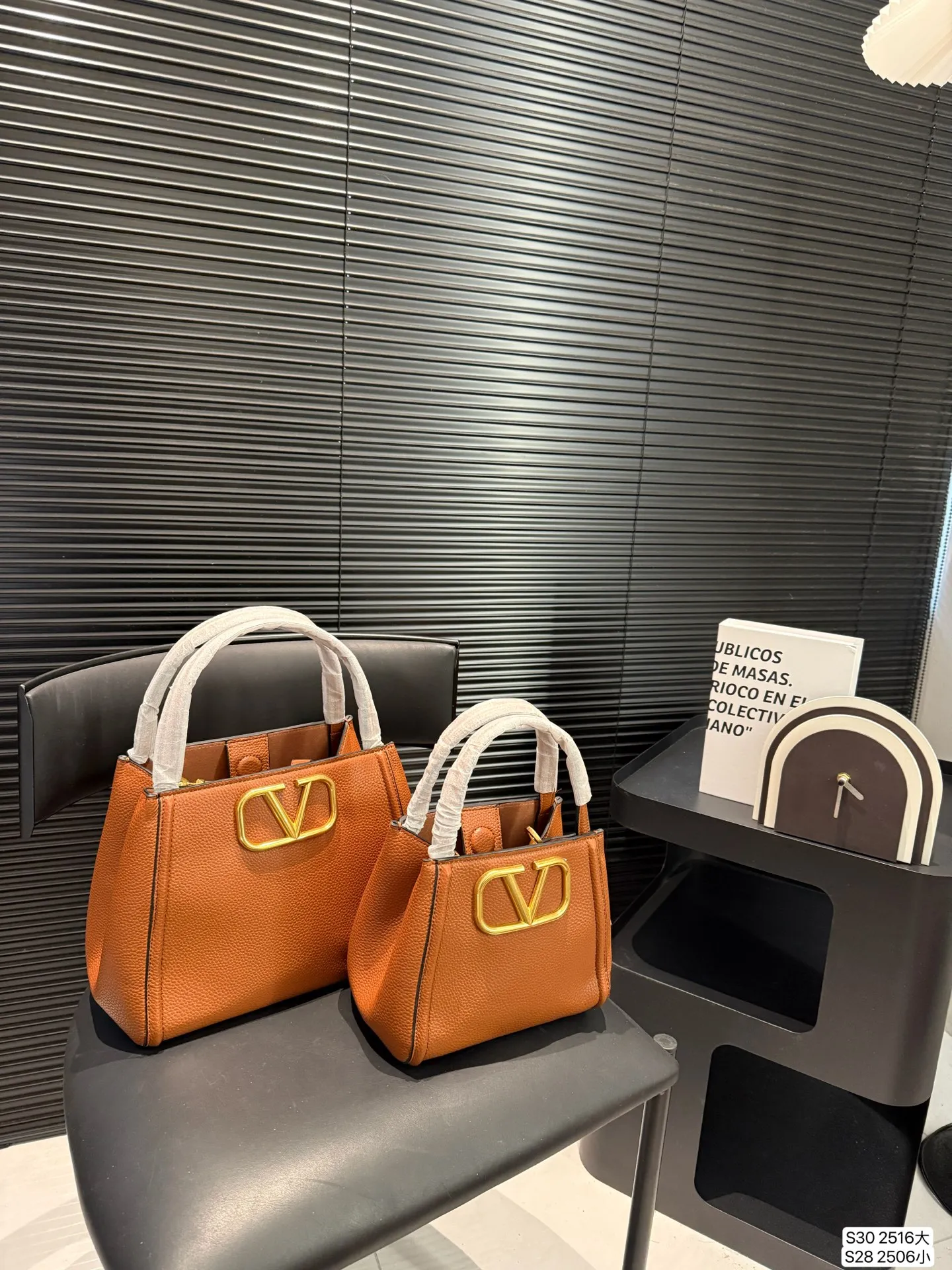 Large size P400, small size P380 with folding box, Valentino tote bag, very retro feeling, high-end yet elegant, super atmospheric, suitable for commuting, casual, and dating. Size large 26 22 small 19 17 Item number large 2516 small 2506