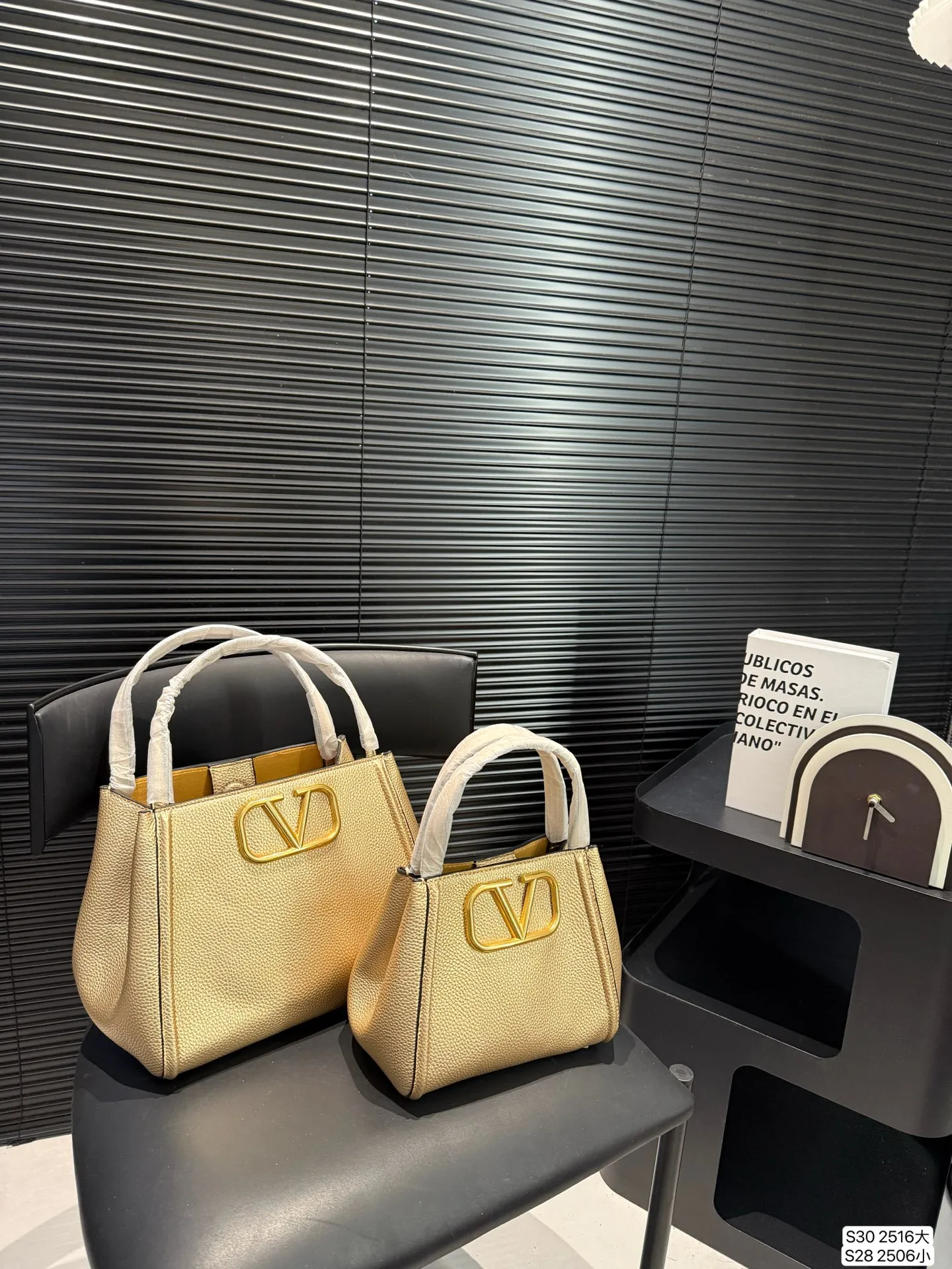 Large size P400, small size P380 with folding box, Valentino tote bag, very retro feeling, high-end yet elegant, super atmospheric, suitable for commuting, casual, and dating. Size large 26 22 small 19 17 Item number large 2516 small 2506