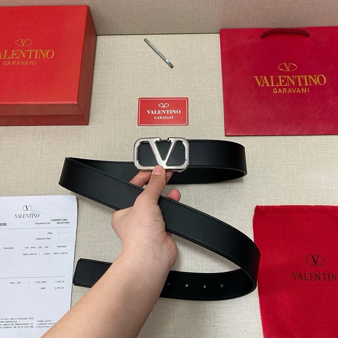 ✈️🇮🇹Brand: Valentino Valevtlo P260 ✈️🇮🇹Grade: 🚢Original private goods. First-layer cowhide black bottom, sold at counters🈶️, comparable to genuine products! Exquisite oil edges, computer stitching, soft hand feel. No modifications in real photos. The upper body effect is super good, and the length can be cut. Comes with a full set of packaging at the counter. The first choice for gifting. Free eye needle ✈️🇮🇹Button head: steel buckle hardware ✈️🇮🇹Length: 100-125cm 3.8cm specifications ✈️🇮🇹Color: black