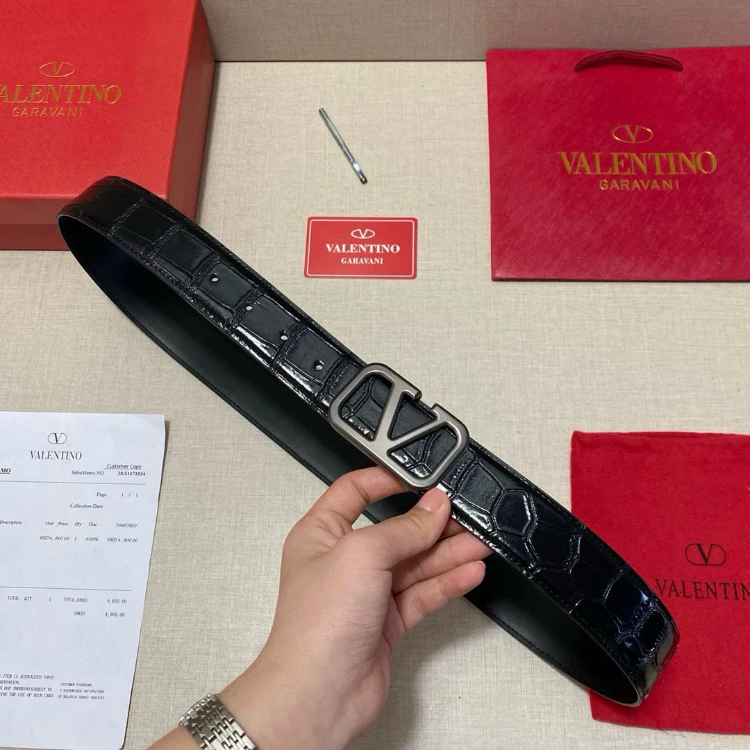 ✈️🇮🇹Brand: Valentino Valevtlo P160 ✈️🇮🇹Grade: 🚢Original private goods. Customized first-layer cowhide sold at counters🈶️, comparable to the genuine product! Exquisite oil edges, computer stitching, soft hand feel. No modifications in real photos. The upper body effect is super good, and the length can be cut. Comes with a full set of packaging at the counter. The first choice for gifting. Comes with eye needles. ✈️🇮🇹Button head: Guangzhou original buckle hardware ✈️🇮🇹Length: 100-125cm 3.8cm specifications ✈️🇮🇹Color: black