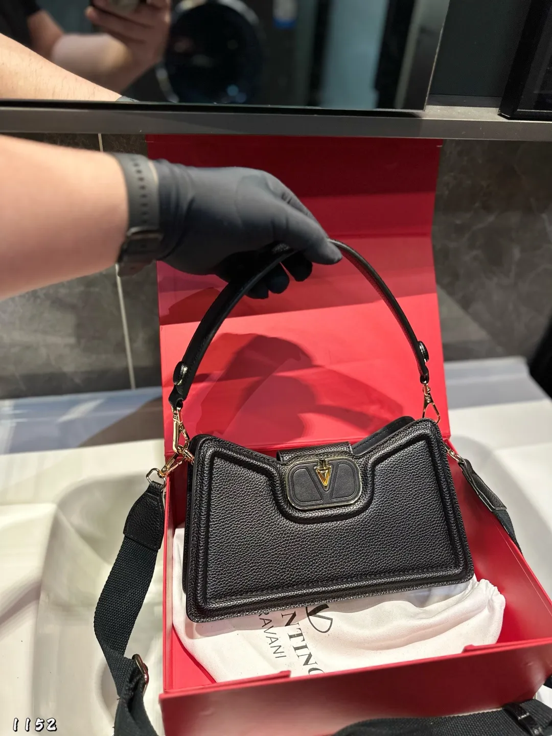 ❤️P300 (folding gift box)❤️ Valentino Allknots crossbody bag, exquisite and beautiful, high-end and elegant, easy to control, no matter the clothes, no season. Can be used all year round, salty or sweet. Carry it on a tall girl, she has the temperament of a royal sister. Carry it on a small girl, it is a sweet girl. Size: 26 15