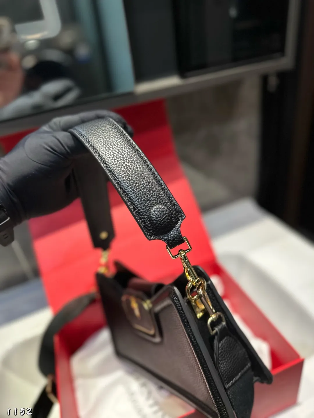❤️P300 (folding gift box)❤️ Valentino Allknots crossbody bag, exquisite and beautiful, high-end and elegant, easy to control, no matter the clothes, no season. Can be used all year round, salty or sweet. Carry it on a tall girl, she has the temperament of a royal sister. Carry it on a small girl, it is a sweet girl. Size: 26 15