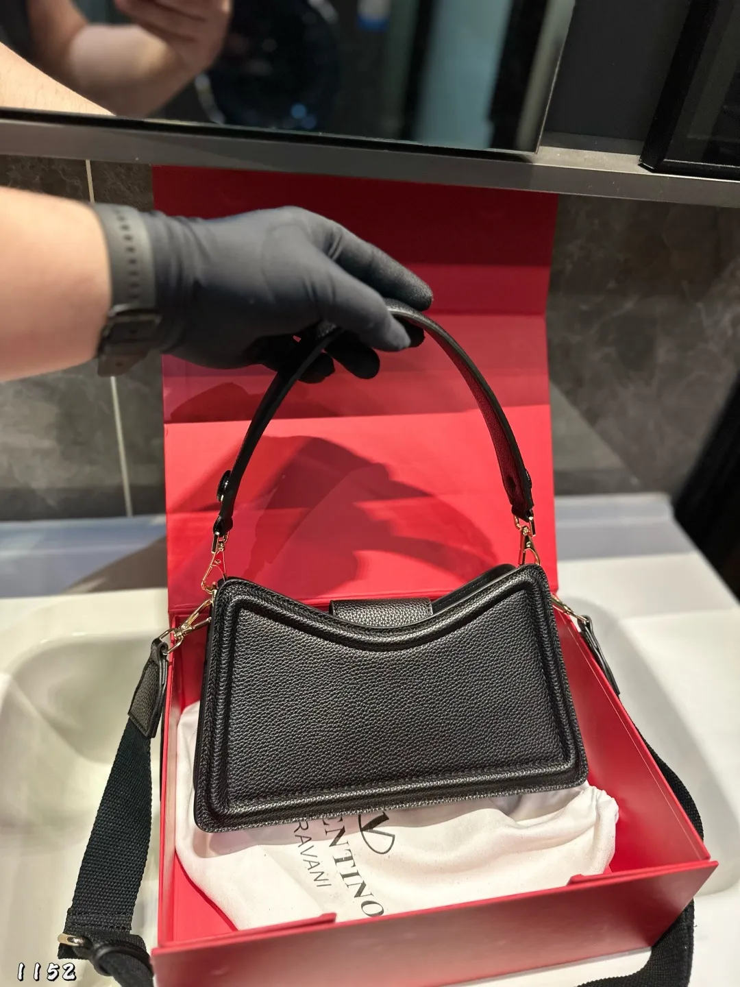❤️P300 (folding gift box)❤️ Valentino Allknots crossbody bag, exquisite and beautiful, high-end and elegant, easy to control, no matter the clothes, no season. Can be used all year round, salty or sweet. Carry it on a tall girl, she has the temperament of a royal sister. Carry it on a small girl, it is a sweet girl. Size: 26 15