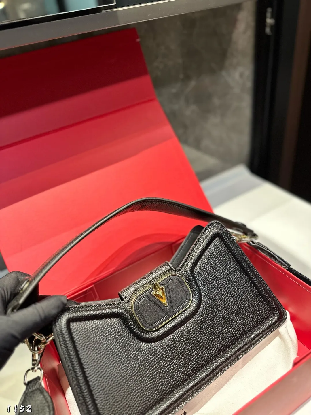 ❤️P300 (folding gift box)❤️ Valentino Allknots crossbody bag, exquisite and beautiful, high-end and elegant, easy to control, no matter the clothes, no season. Can be used all year round, salty or sweet. Carry it on a tall girl, she has the temperament of a royal sister. Carry it on a small girl, it is a sweet girl. Size: 26 15