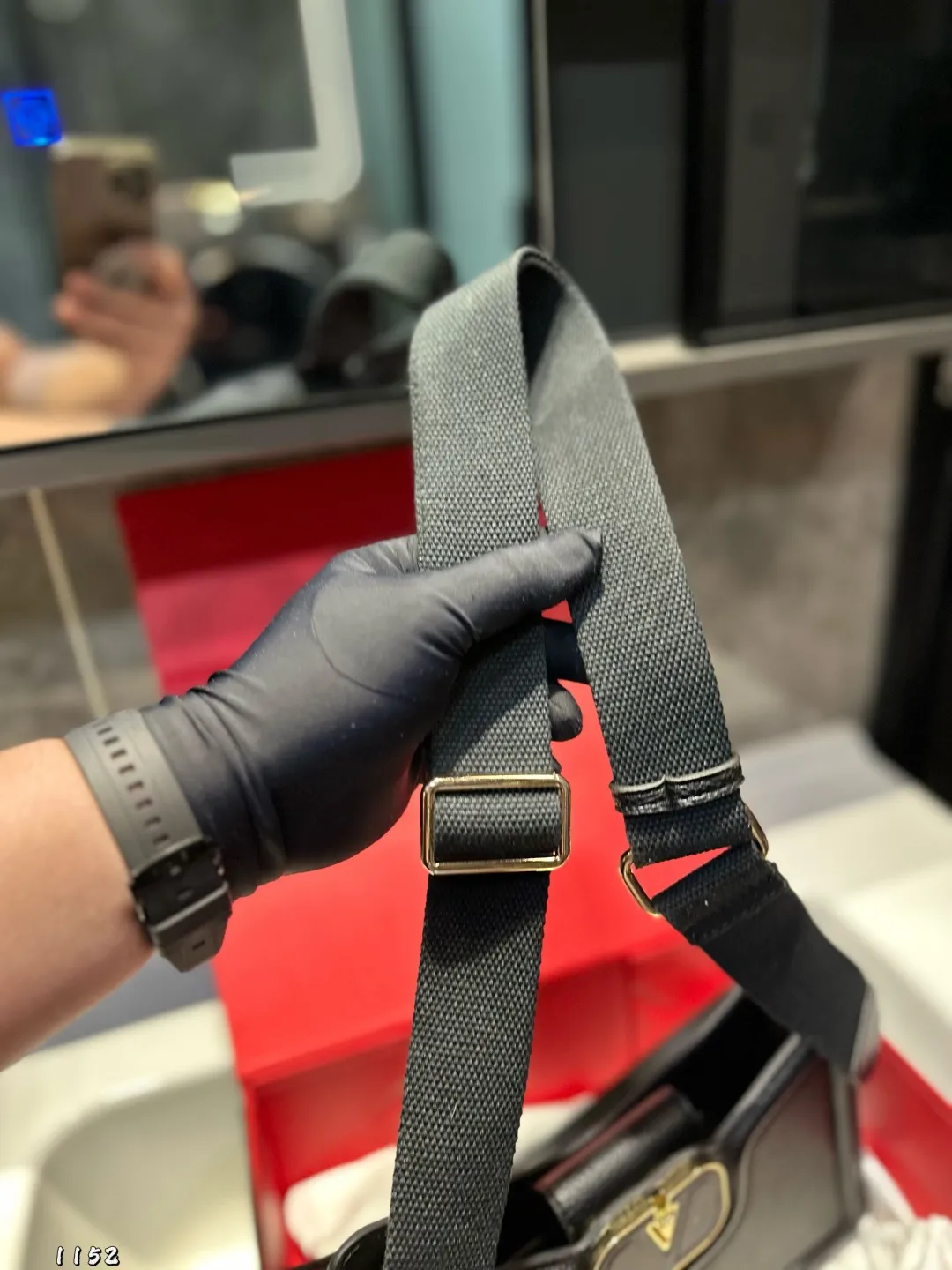 ❤️P300 (folding gift box)❤️ Valentino Allknots crossbody bag, exquisite and beautiful, high-end and elegant, easy to control, no matter the clothes, no season. Can be used all year round, salty or sweet. Carry it on a tall girl, she has the temperament of a royal sister. Carry it on a small girl, it is a sweet girl. Size: 26 15