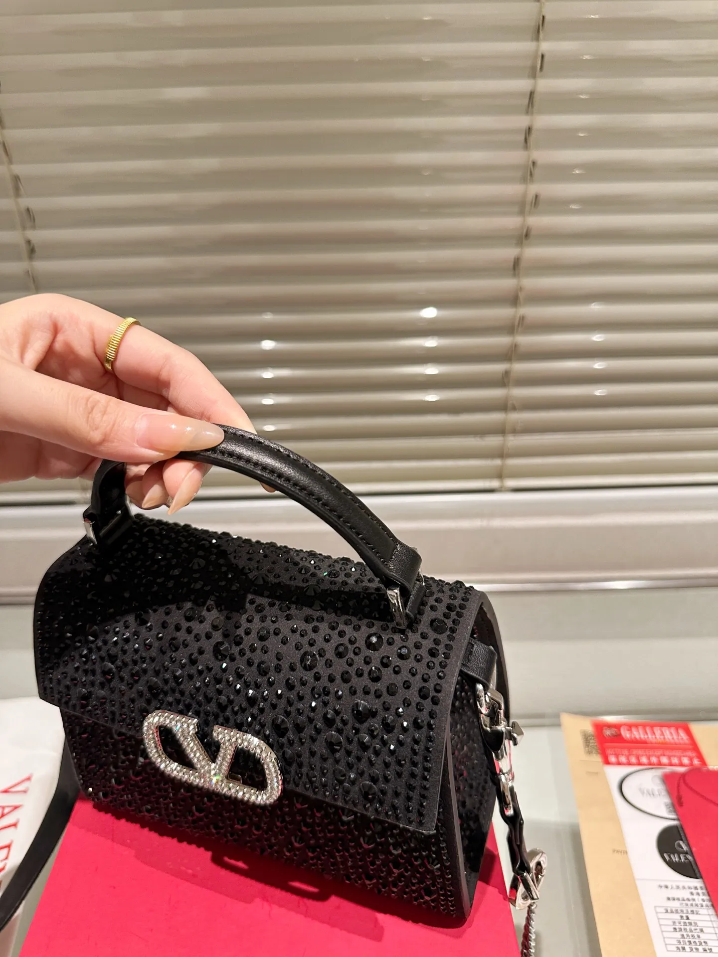 P390 Size 21 diamond bag Valentino Loco chain bag The texture is so beautiful that the upper body is really classy. Don’t be too attractive when shopping in daily life