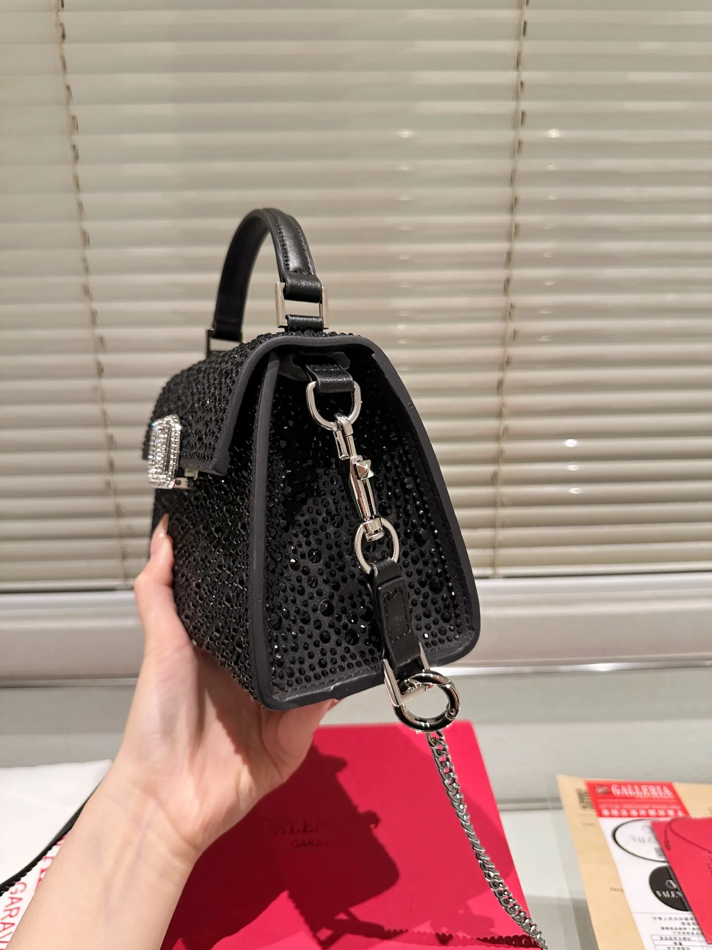 P390 Size 21 diamond bag Valentino Loco chain bag The texture is so beautiful that the upper body is really classy. Don’t be too attractive when shopping in daily life